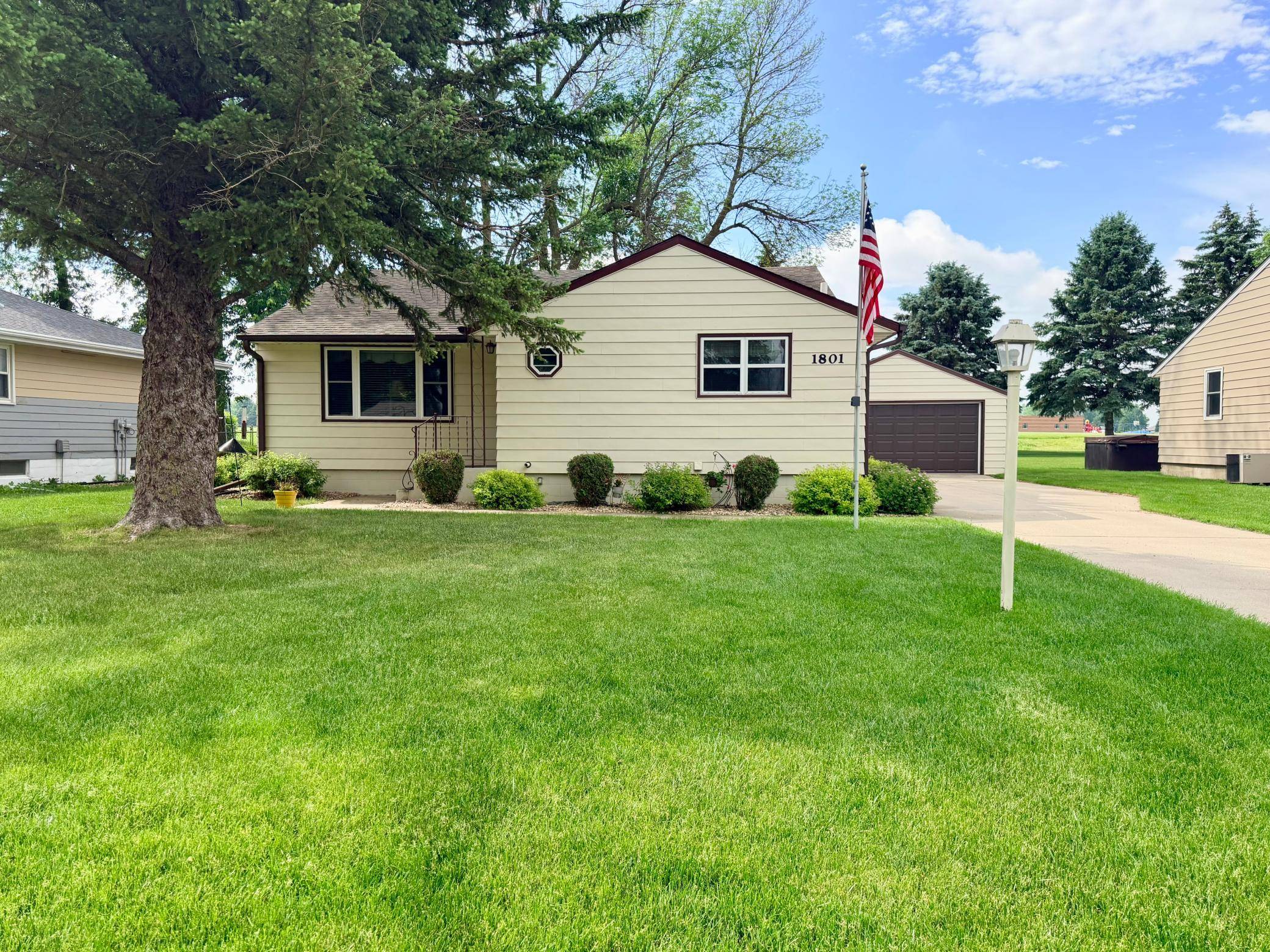 1801 S Shore DR, Worthington, MN 56187
