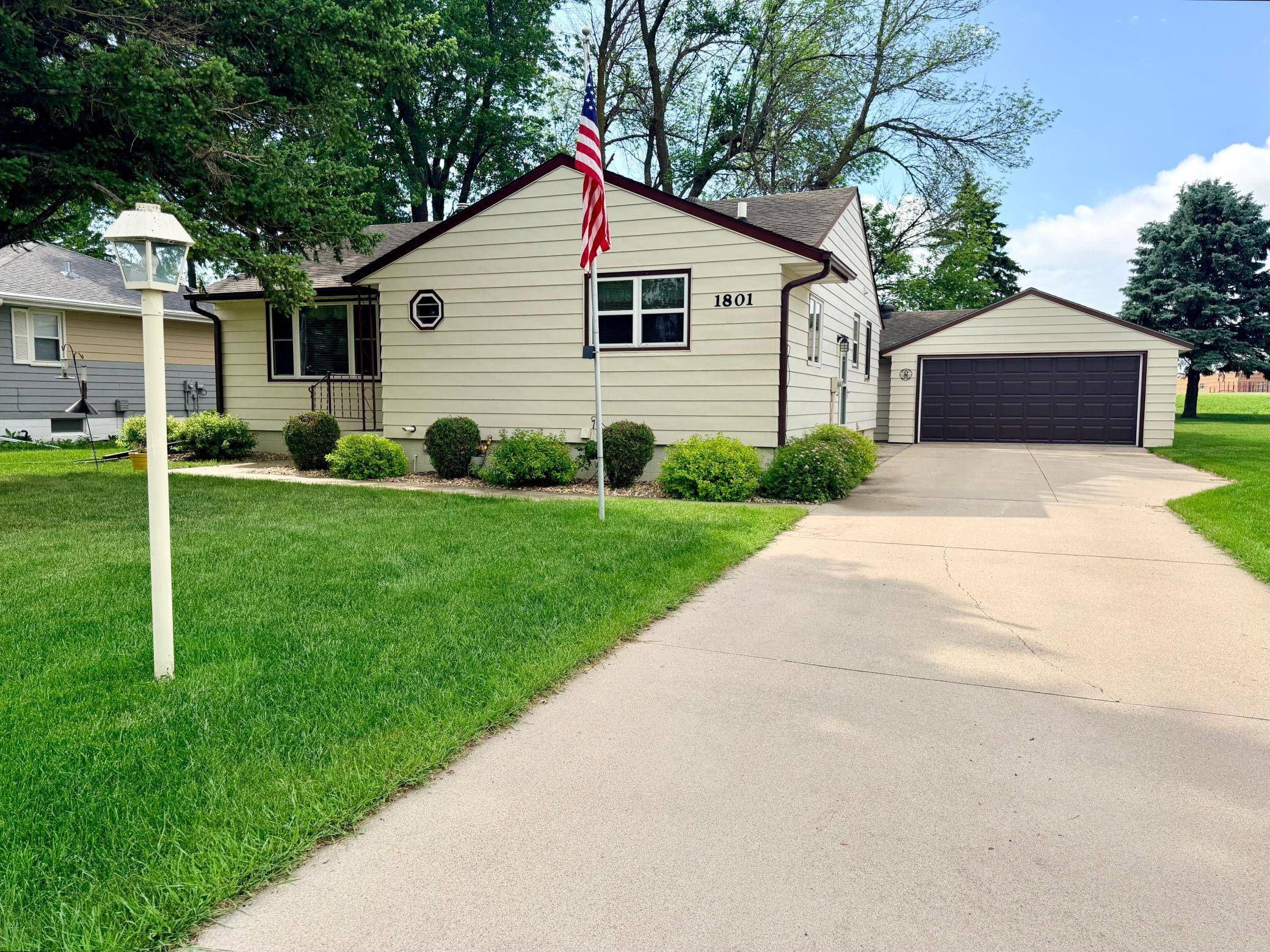 1801 S Shore DR, Worthington, MN 56187