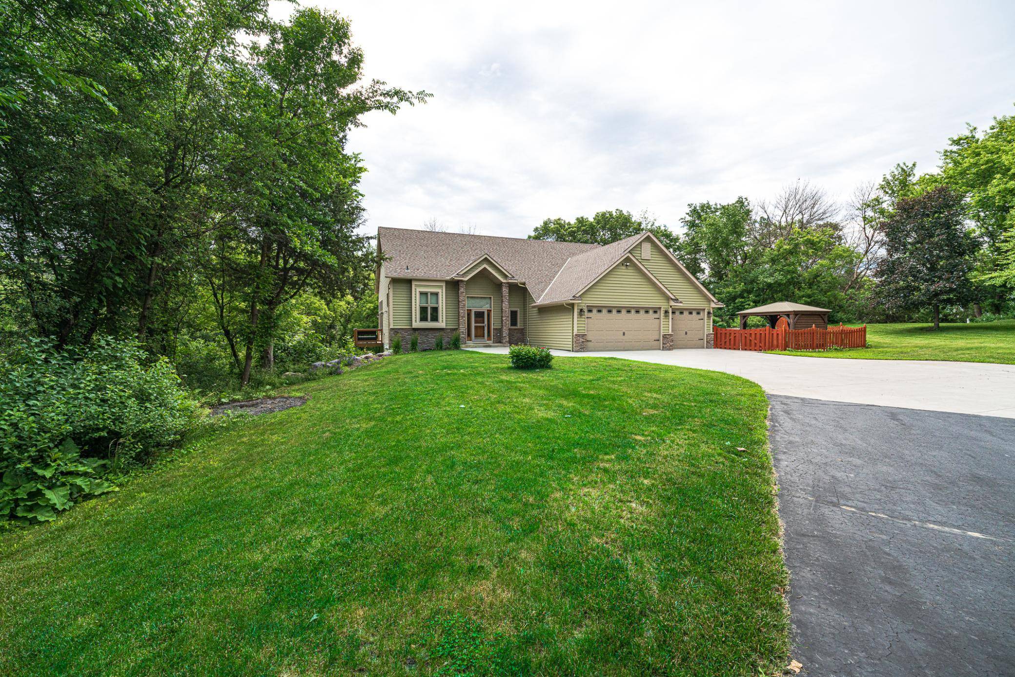 20881 Lake Ridge DR, Prior Lake, MN 55372