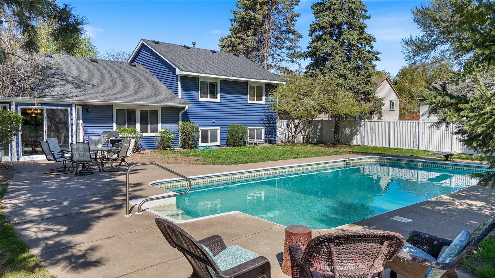512 Hyde AVE N, Mahtomedi, MN 55115