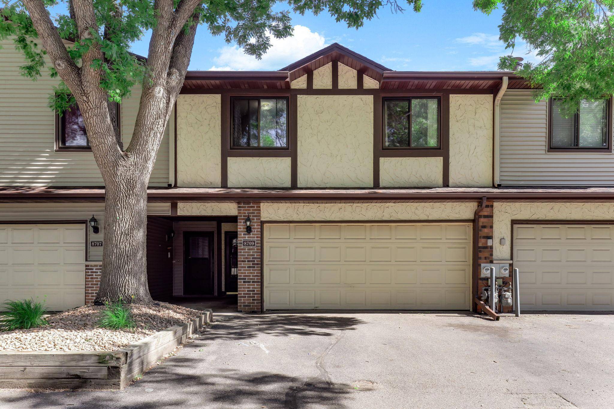 8709 Maplebrook Pkwy N, Brooklyn Park, MN 55445
