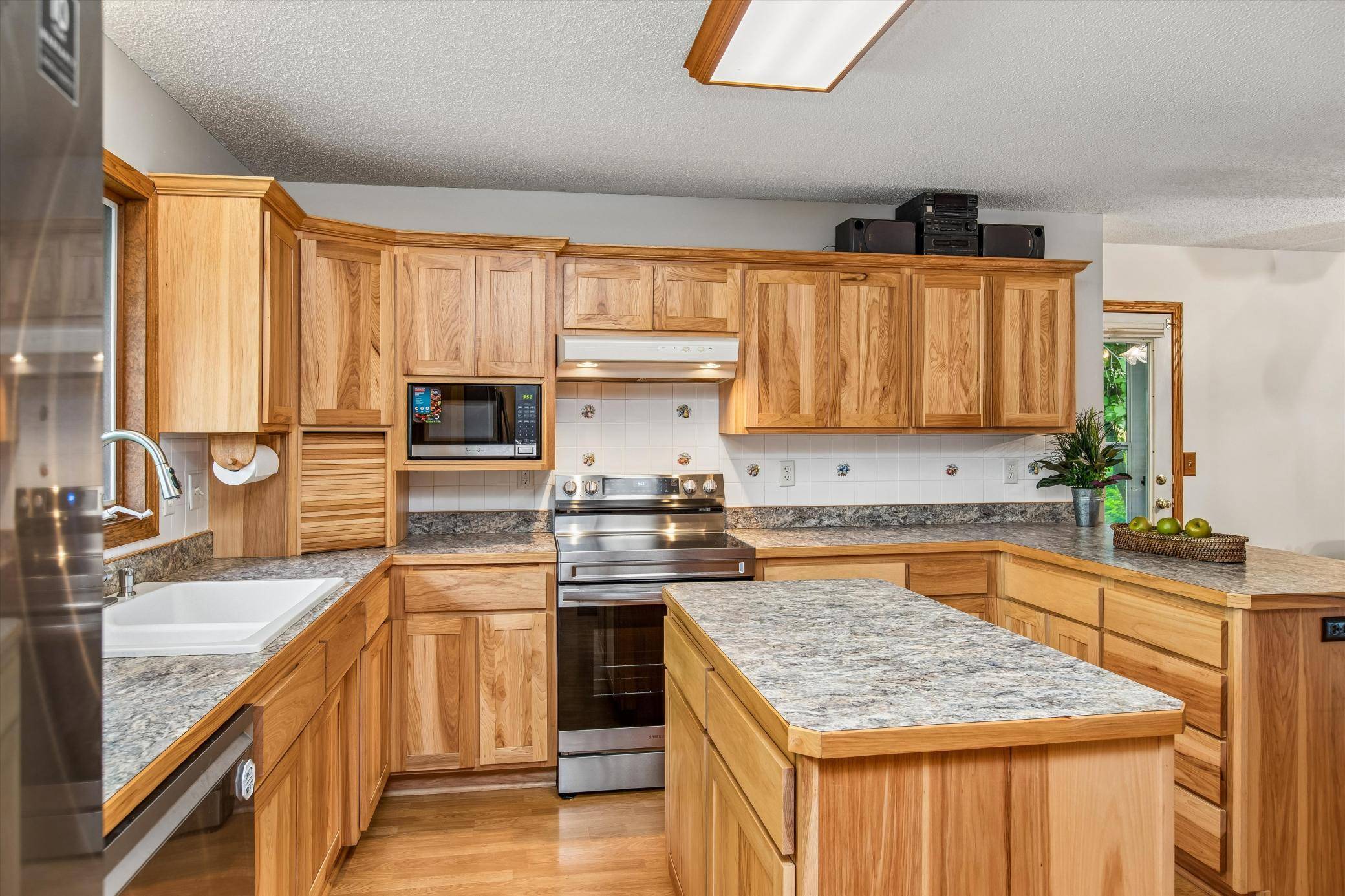 326 Warner AVE N, Mahtomedi, MN 55115