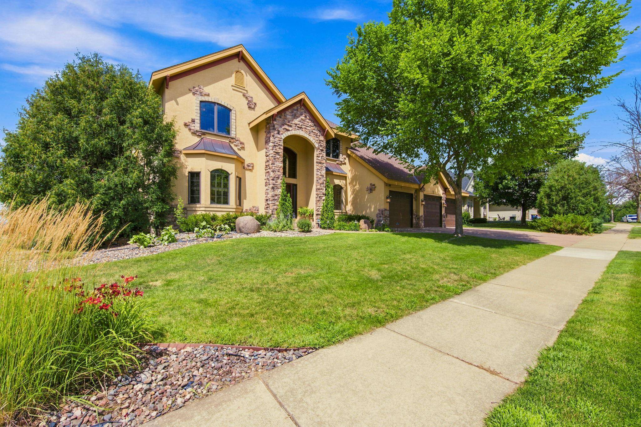 1008 Newhall DR, Faribault, MN 55021