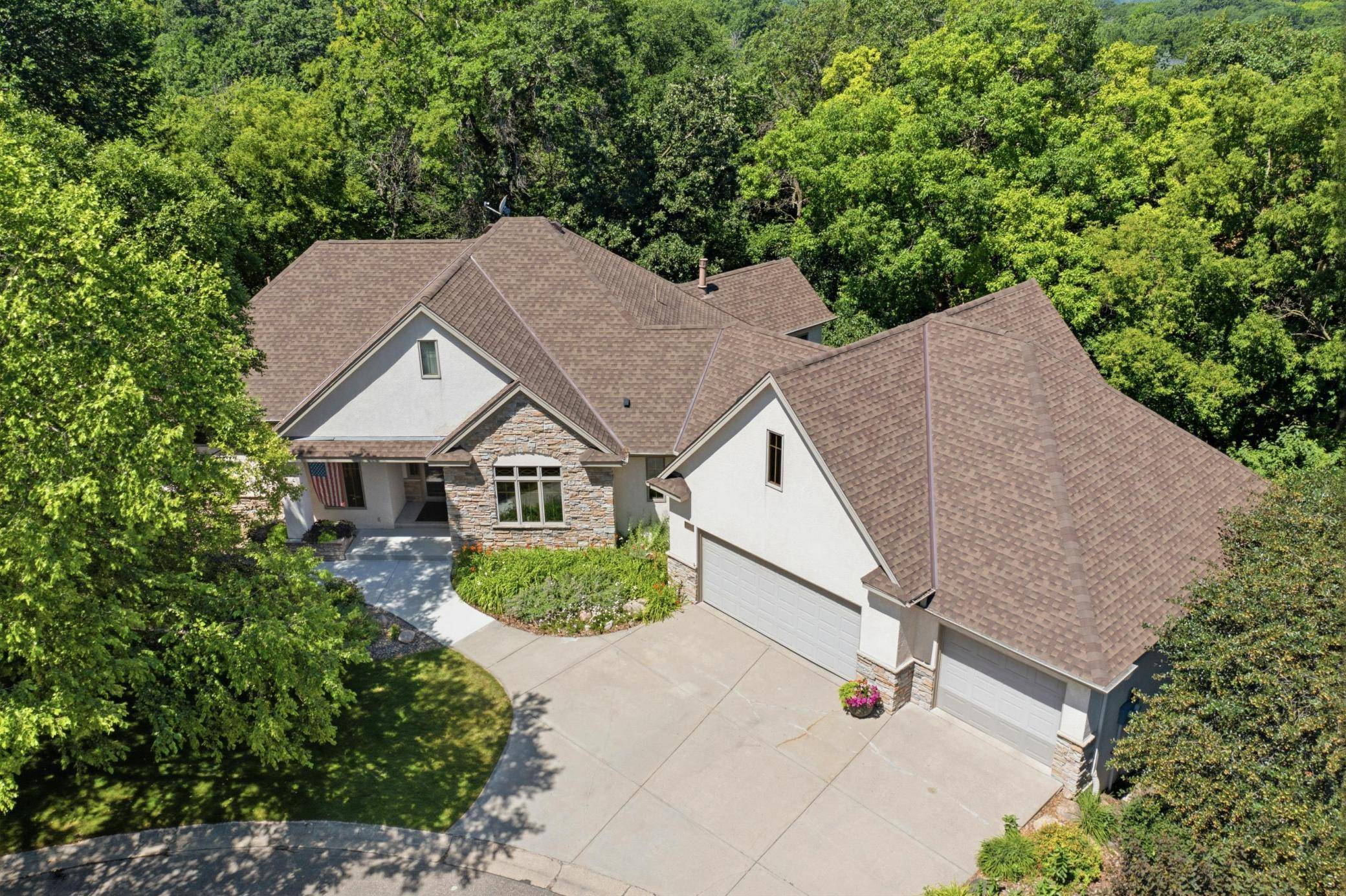 1900 Timber Ridge DR, Burnsville, MN 55306