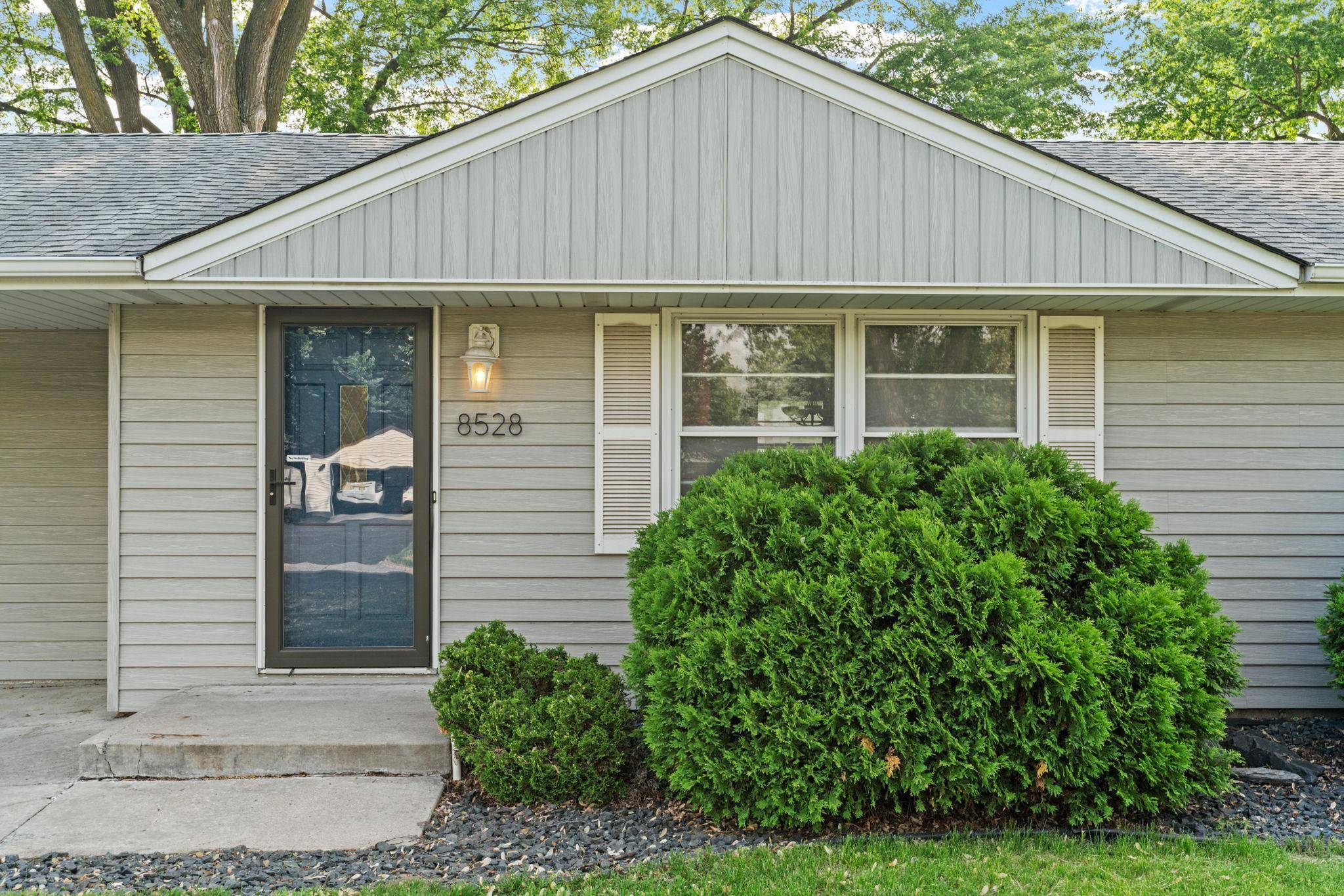 8528 Columbus AVE S, Bloomington, MN 55420