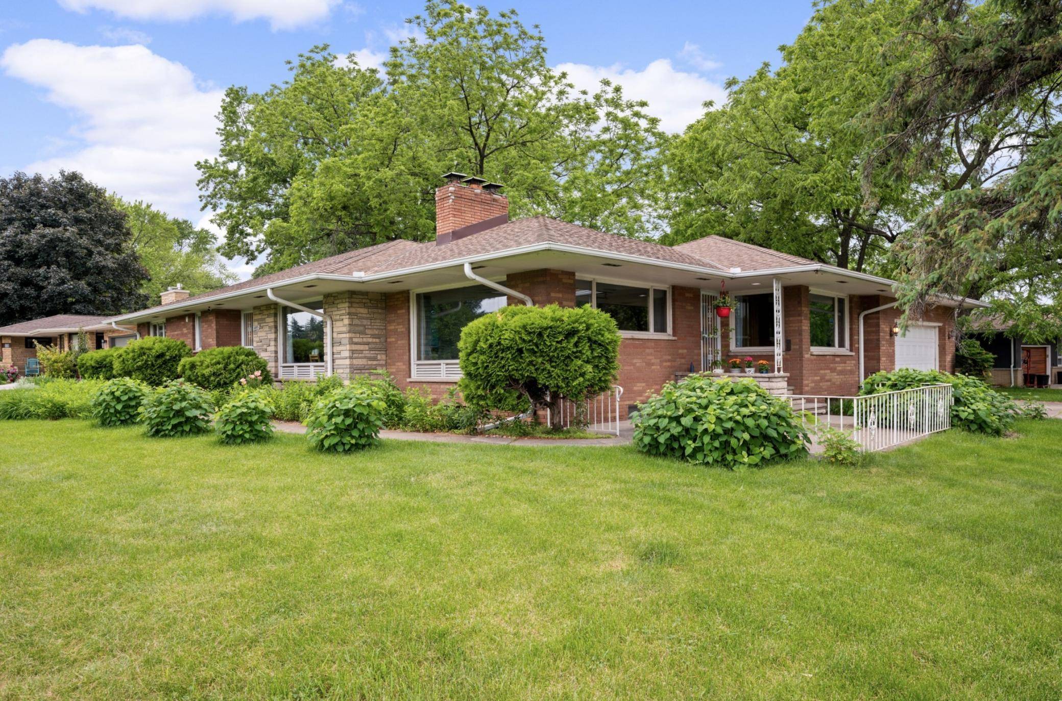 1495 County Road B2 W, Roseville, MN 55113
