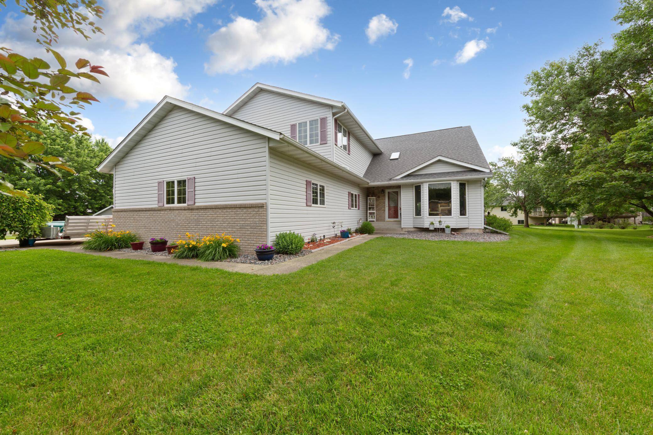 908 9th ST SE, Waseca, MN 56093