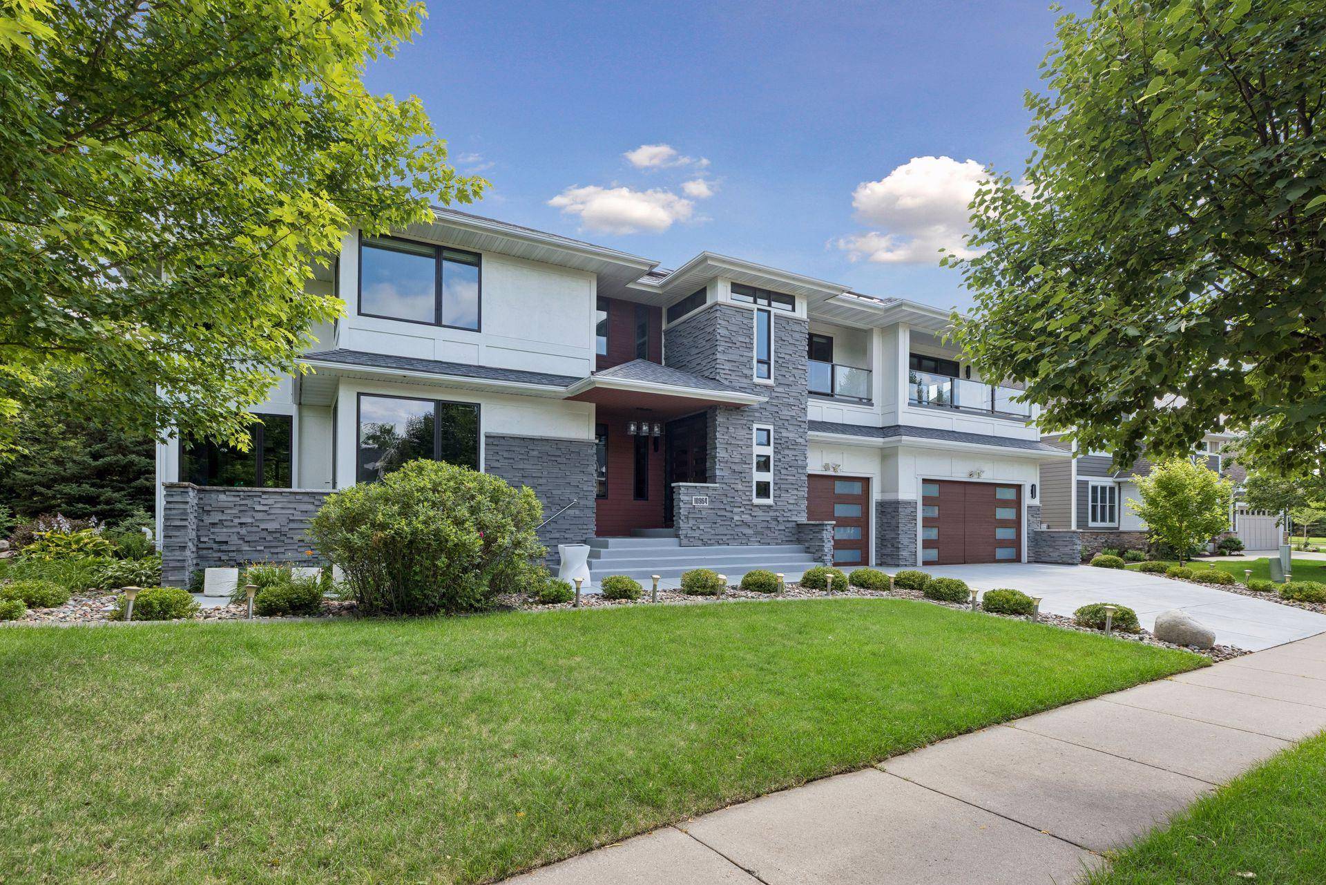 10964 Bentwater LN, Woodbury, MN 55129