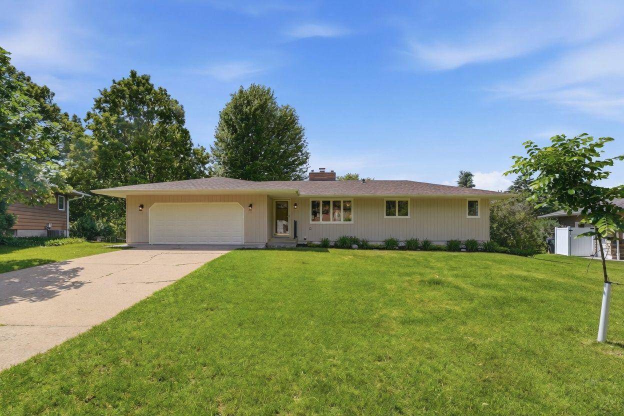 635 Iona LN, Roseville, MN 55113
