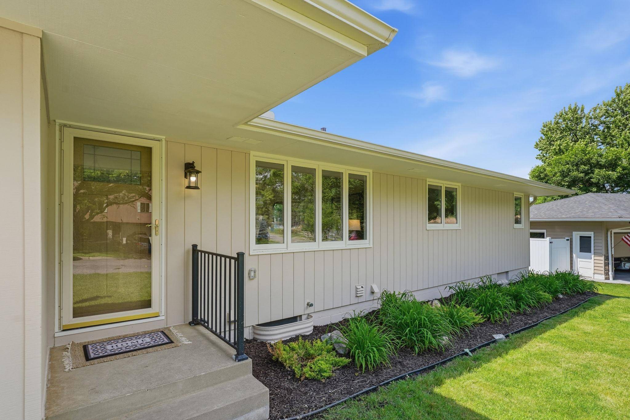 635 Iona LN, Roseville, MN 55113