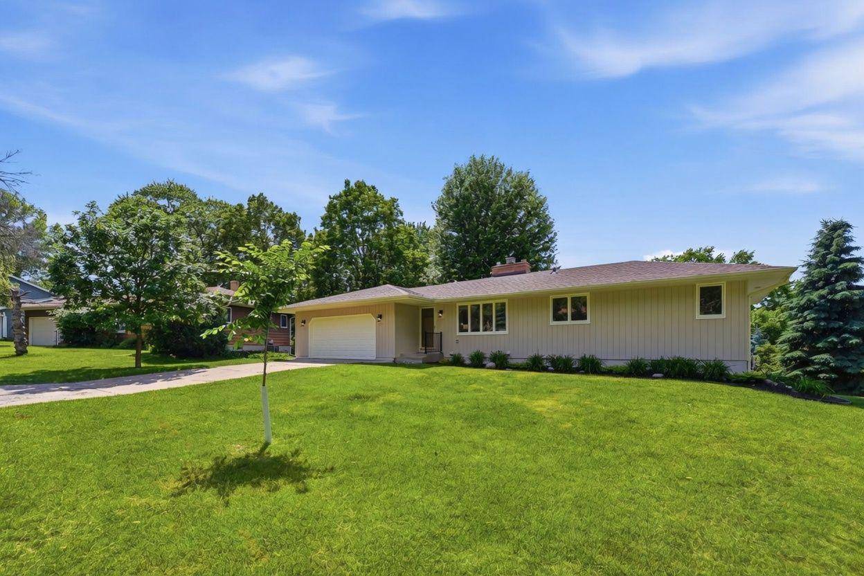 635 Iona LN, Roseville, MN 55113