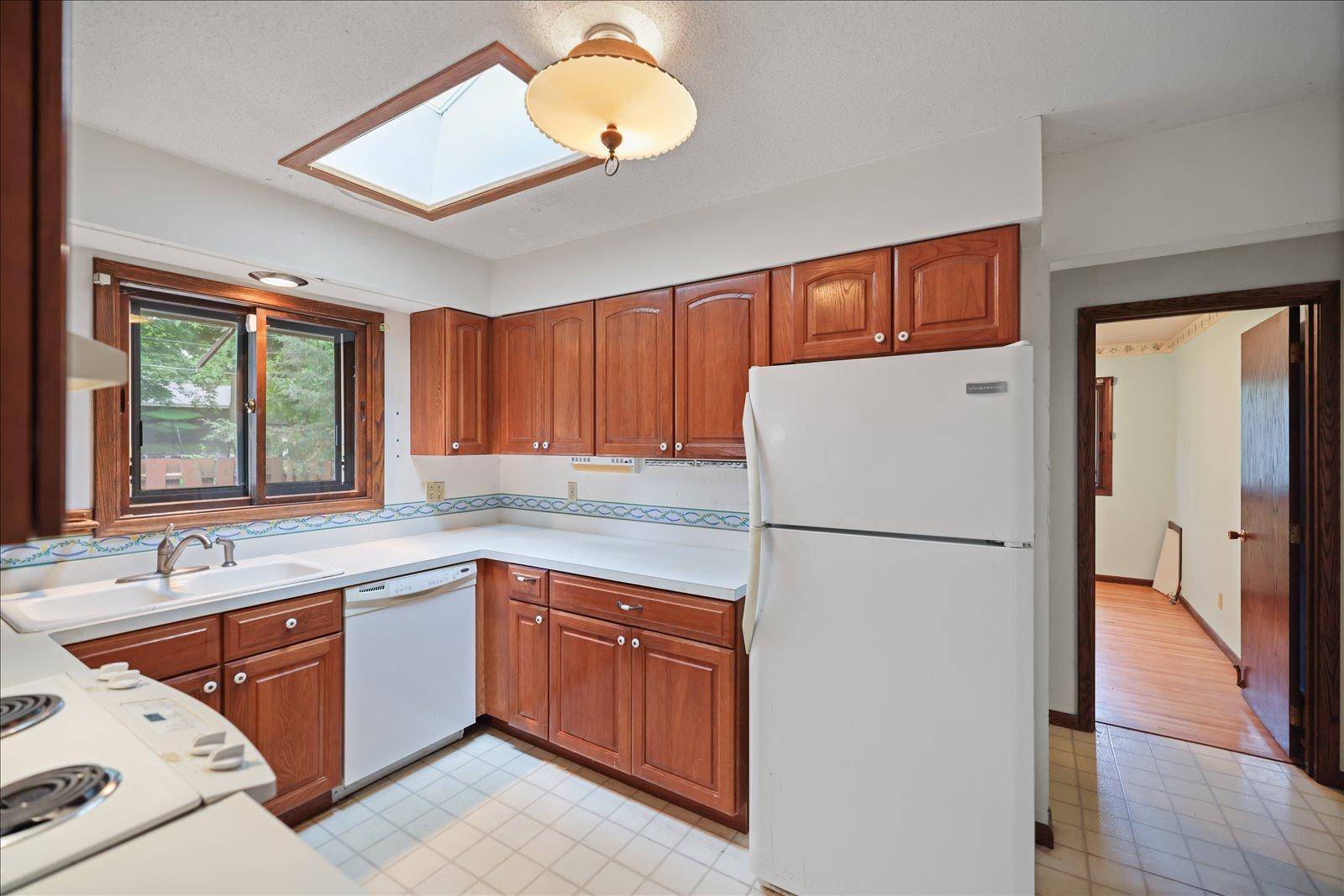 13009 Lakeview DR, Burnsville, MN 55337