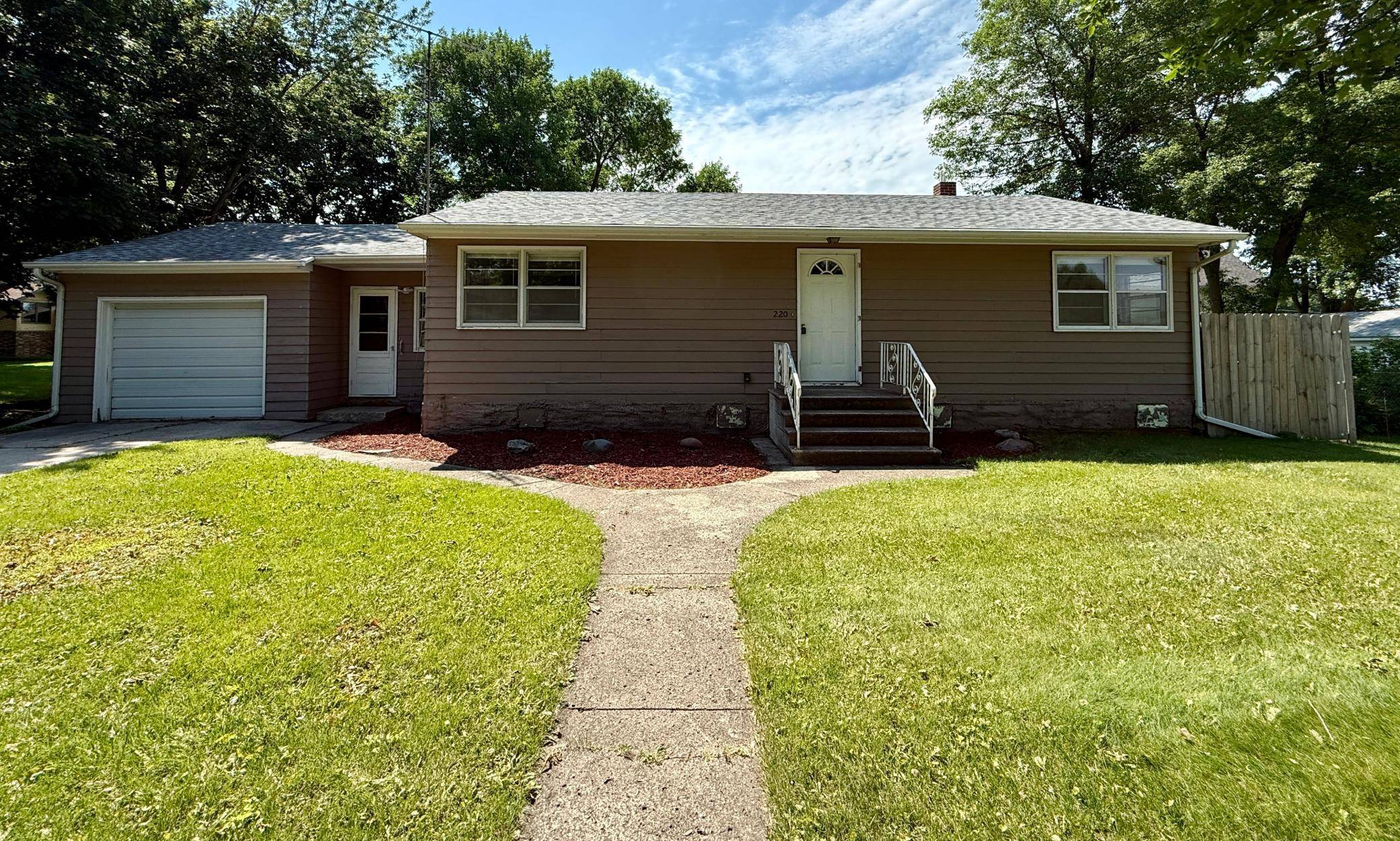 220 S 4th ST, Bird Island, MN 55310