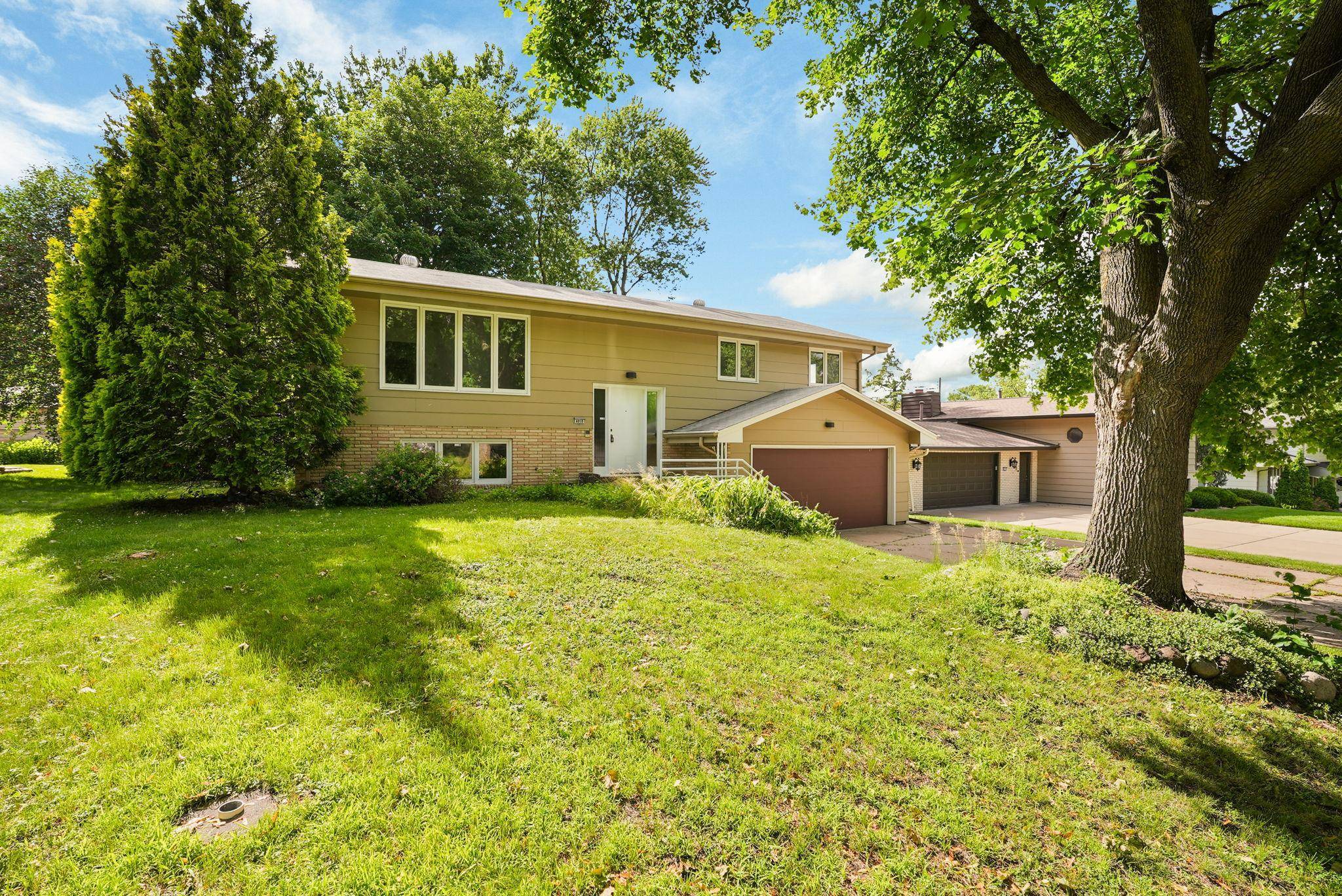 4018 Shamrock DR NE, Saint Anthony, MN 55421