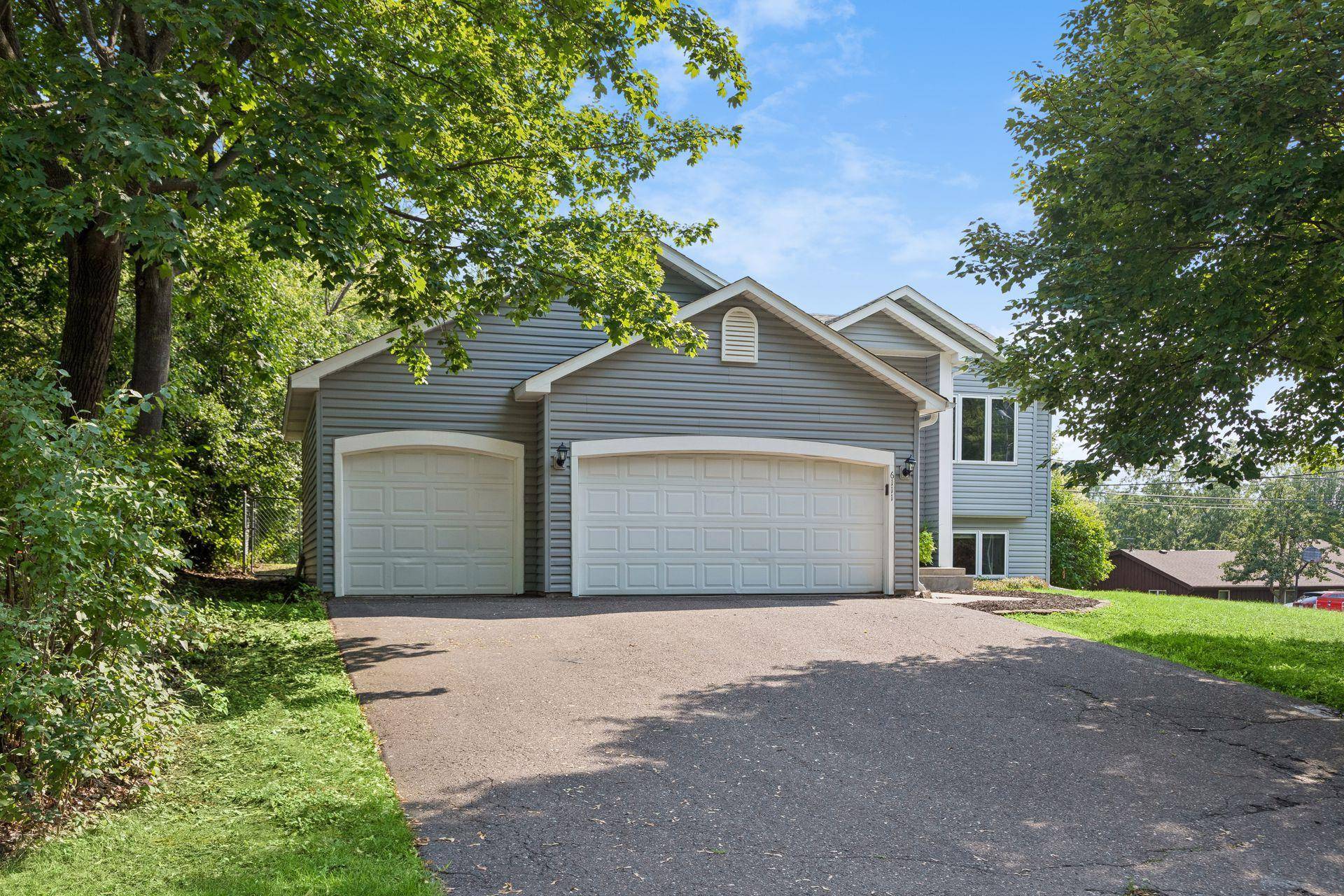 6111 45th ST N, Oakdale, MN 55128