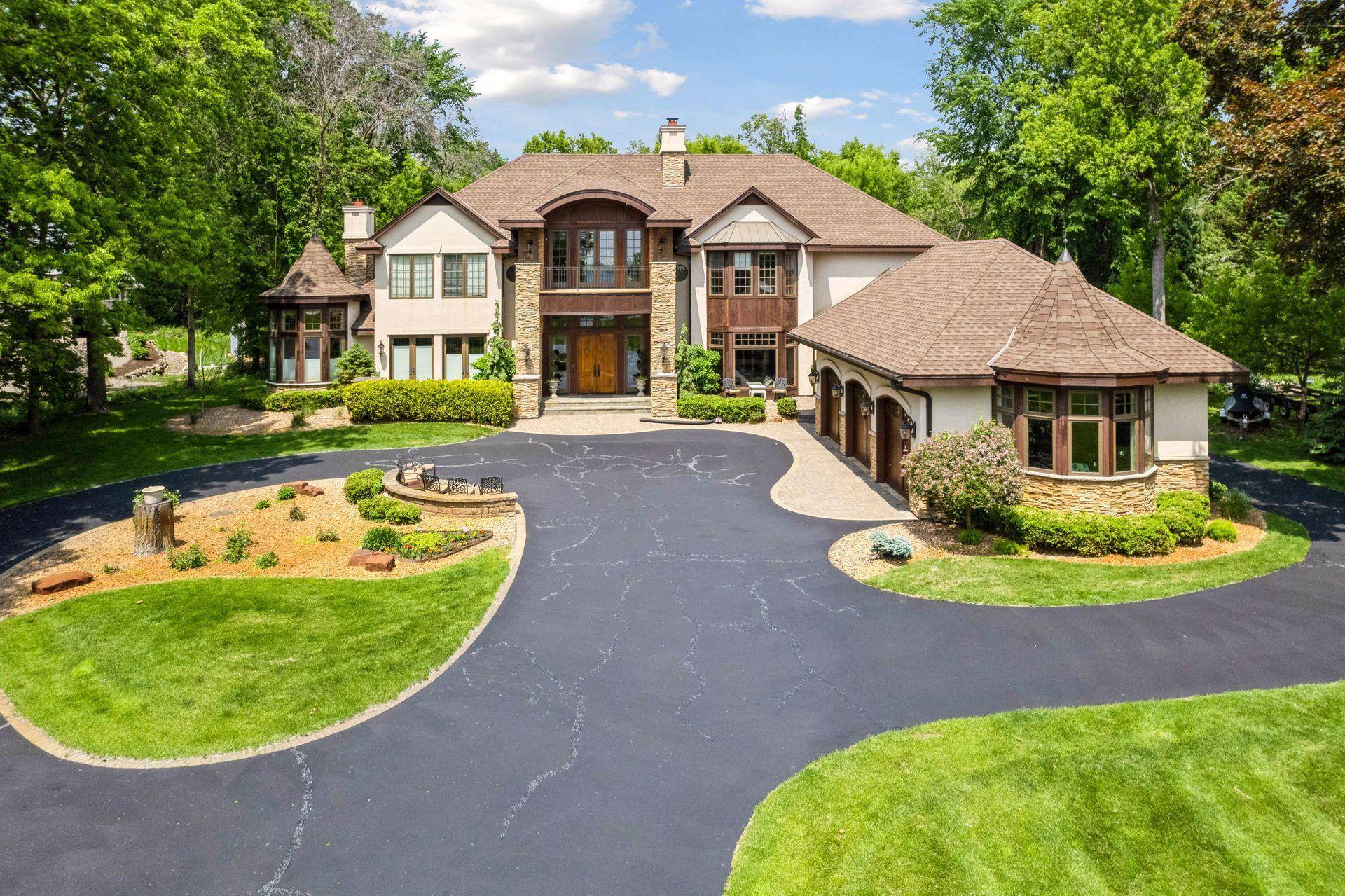 1910 Shoreline DR, Wayzata, MN 55391