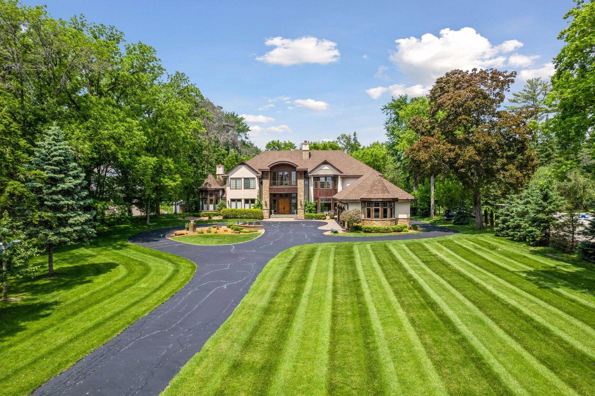 1910 Shoreline DR, Wayzata, MN 55391