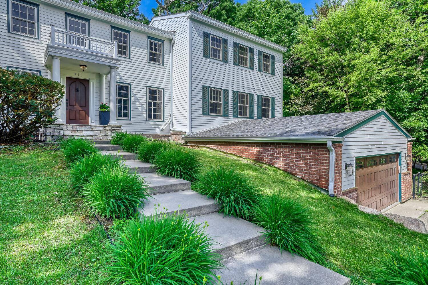 211 Paisley LN, Golden Valley, MN 55422