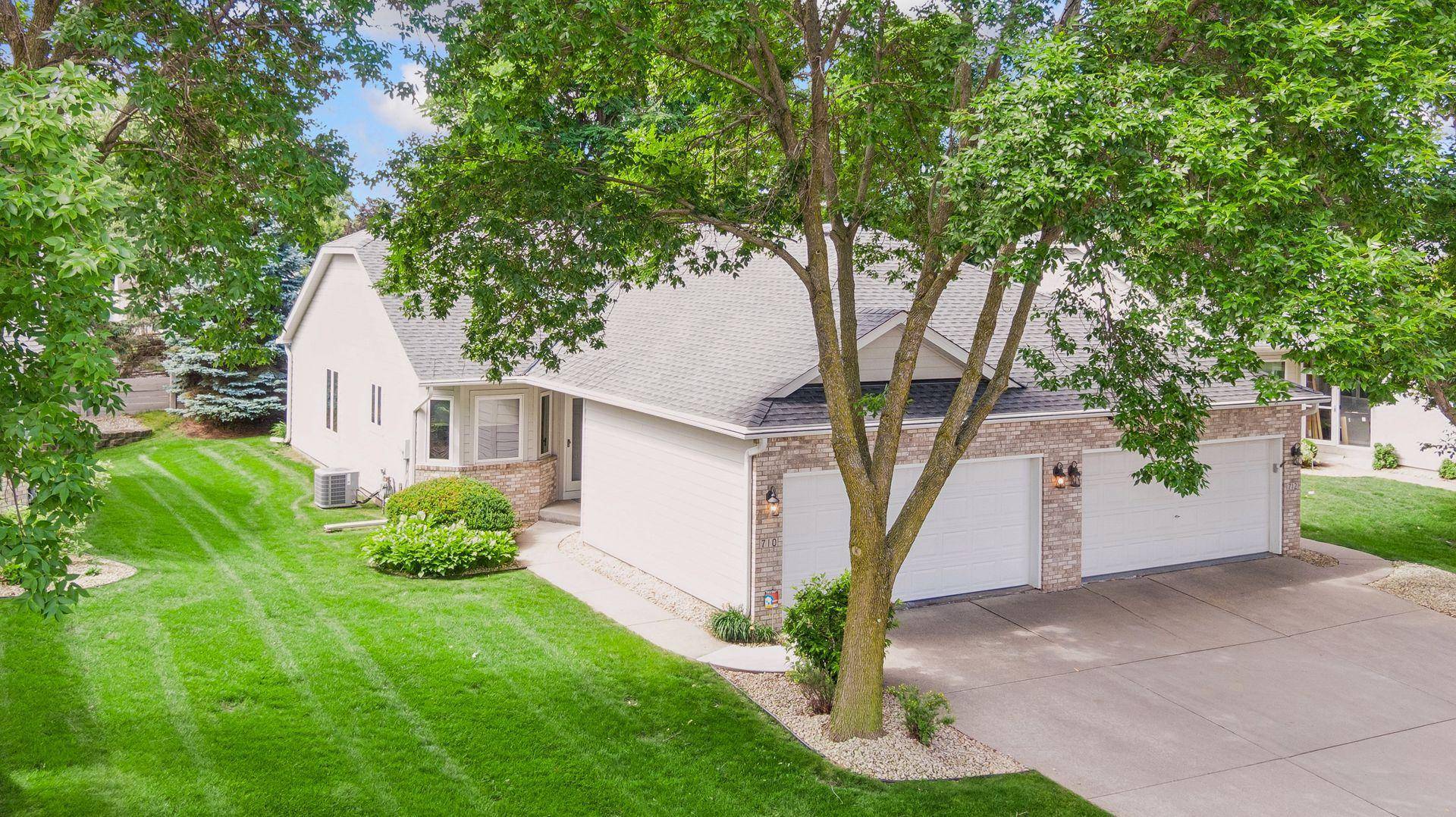 710 Emerald RDG, Roseville, MN 55113