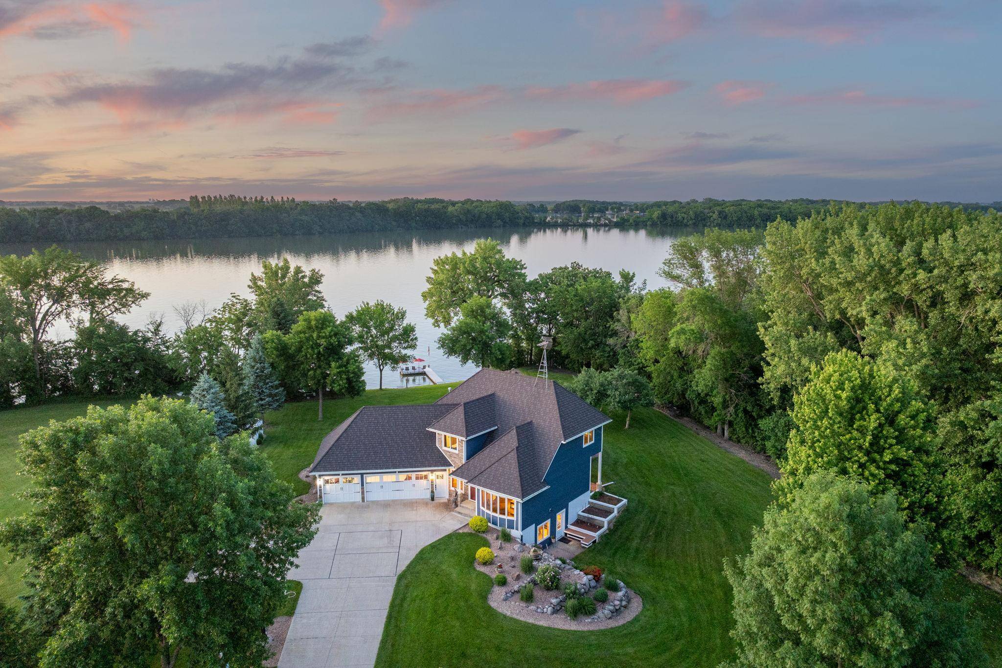 16 Lake Shore DR, Sherburn, MN 56171