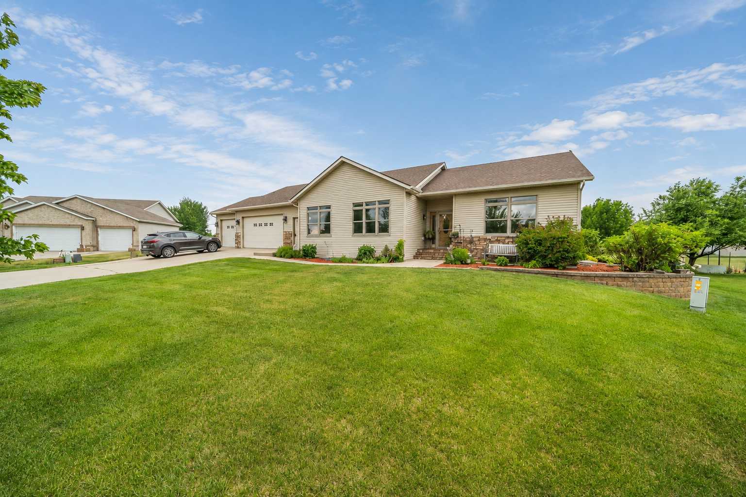 969 32nd ST S, Moorhead, MN 56560