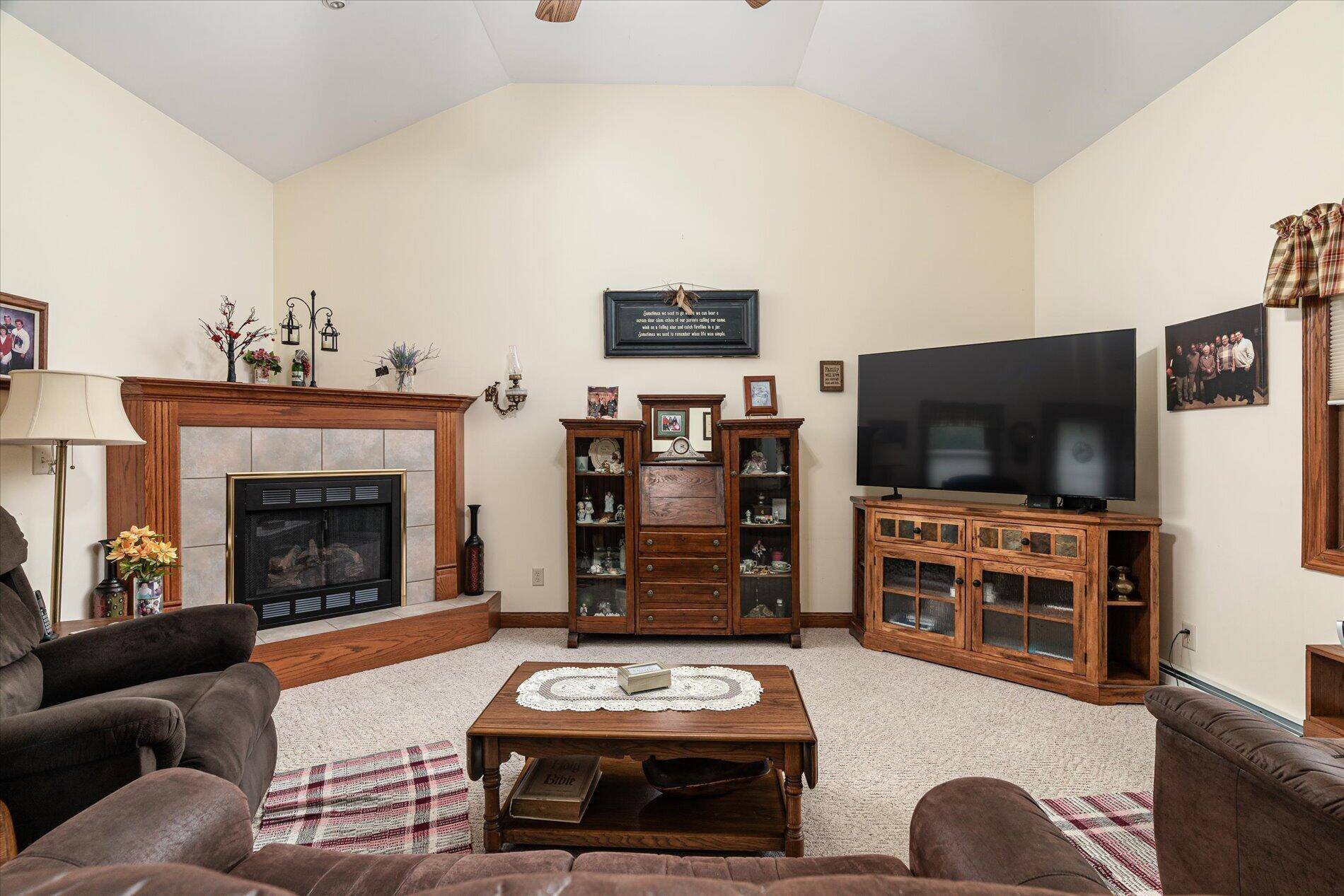 1003 S Elm ST, La Crescent, MN 55947