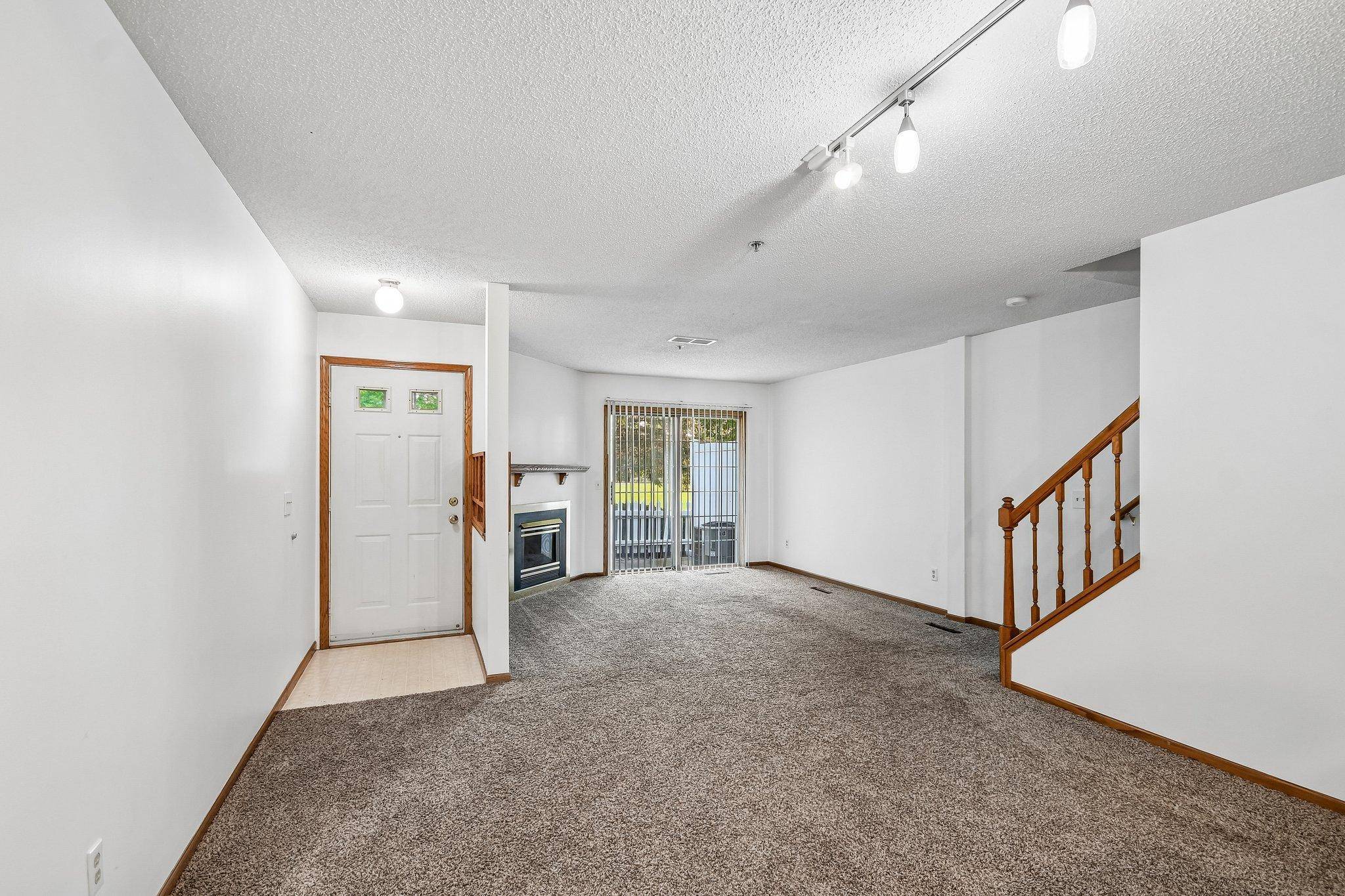 2580 Bedford CT #16, Mendota Heights, MN 55120