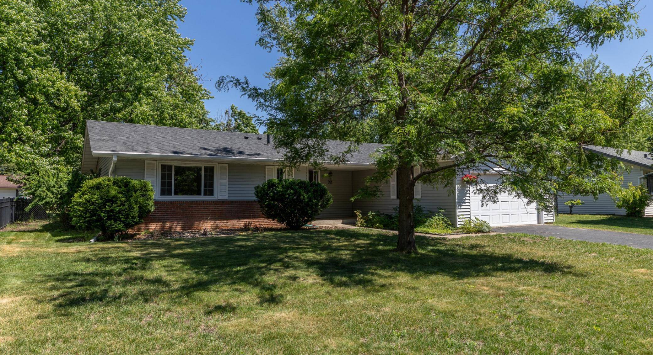 991 Cortland DR, Apple Valley, MN 55124