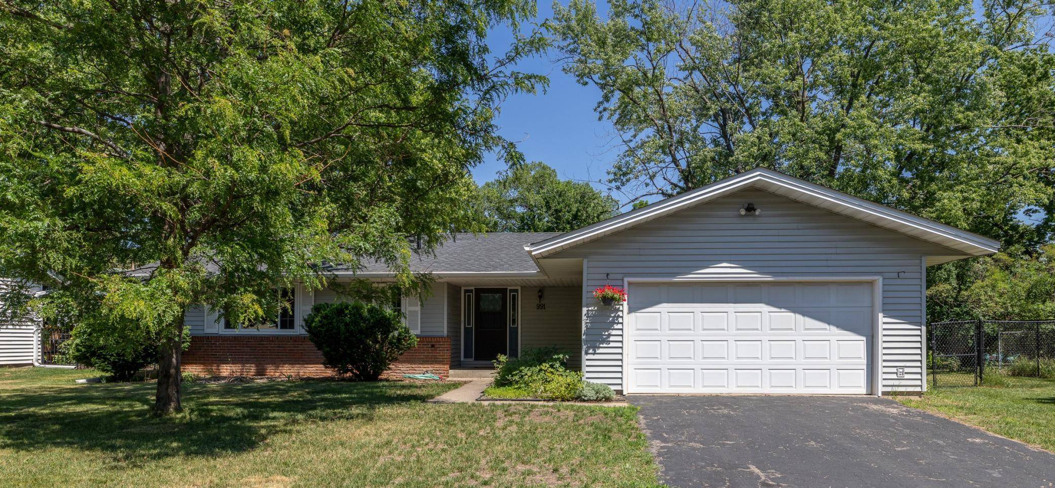 991 Cortland DR, Apple Valley, MN 55124