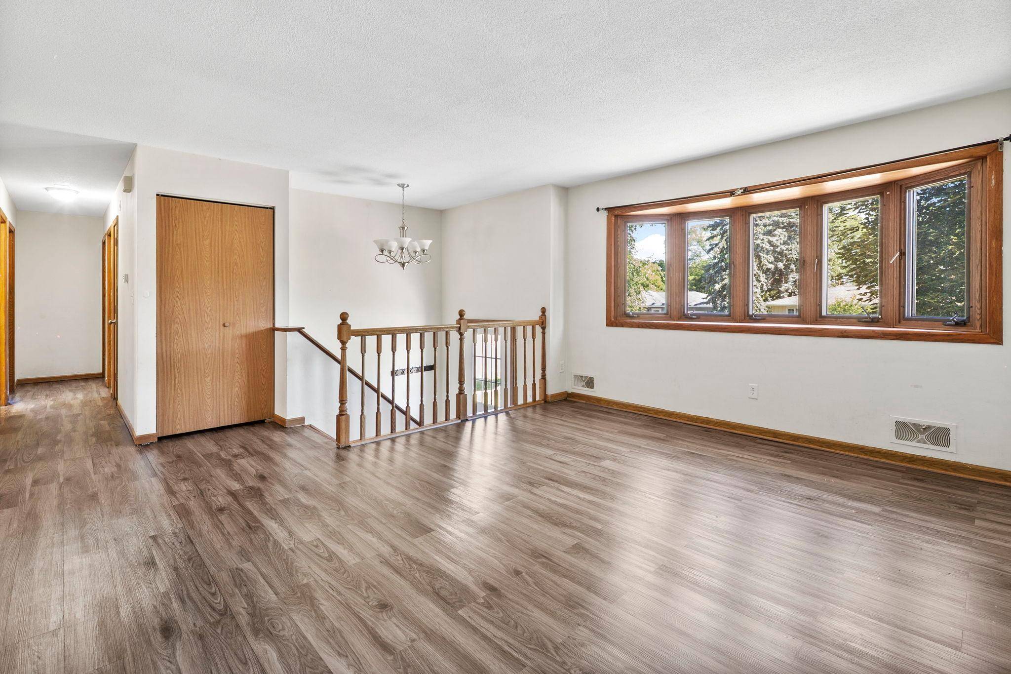 2090 Carnelian LN, Eagan, MN 55122