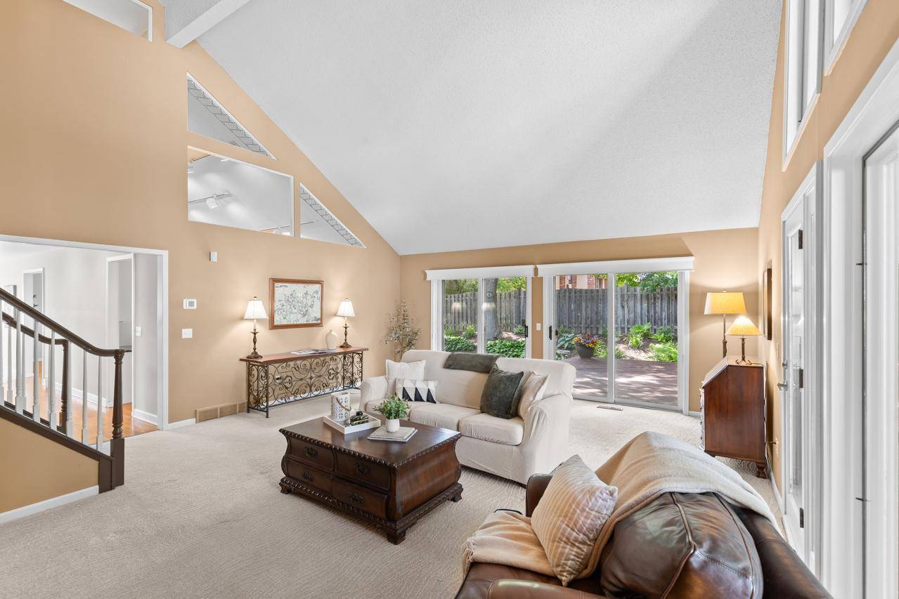 7708 Stonewood CT, Edina, MN 55439