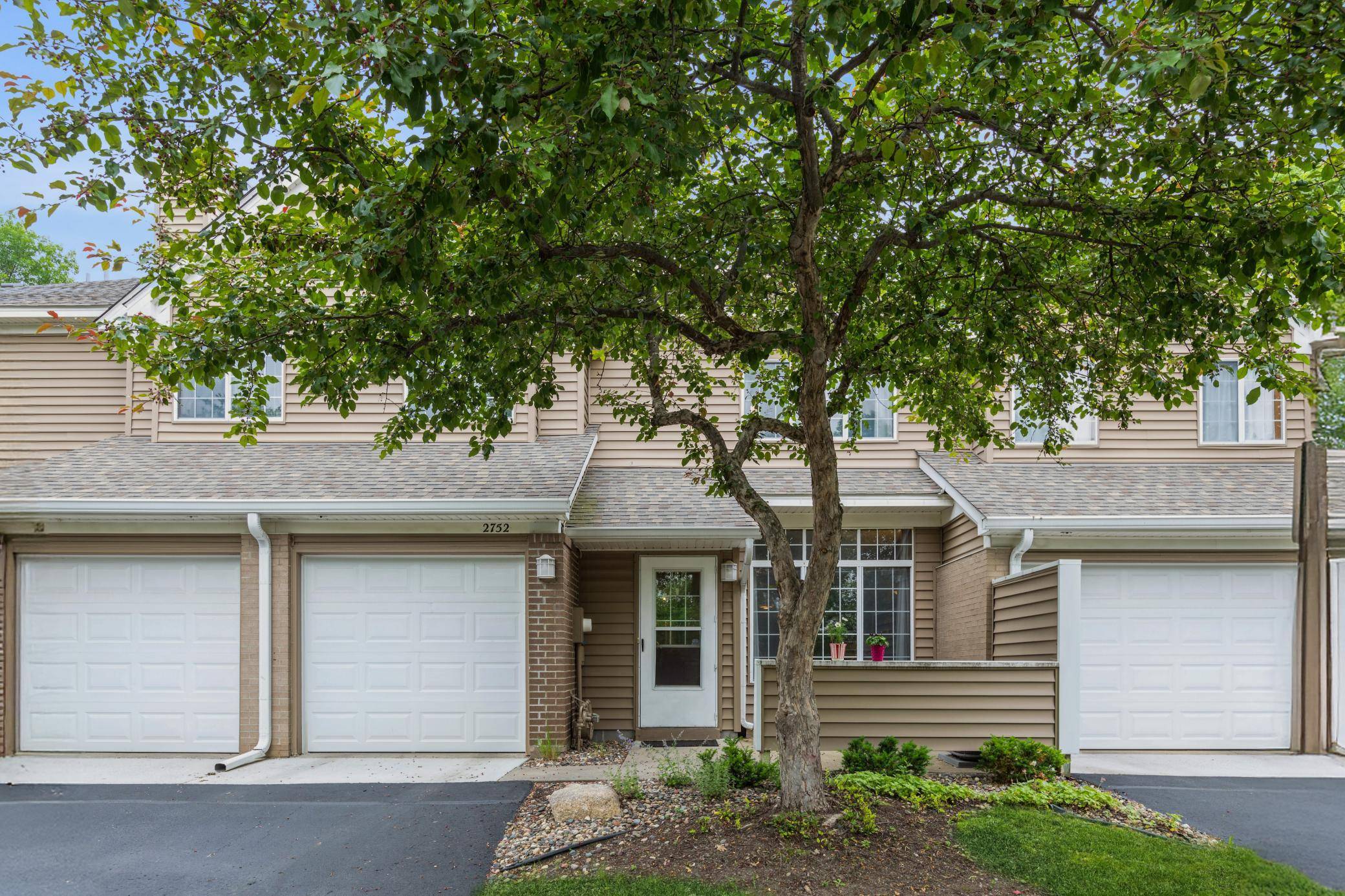 2752 Autumnwood LN, Minnetonka, MN 55305
