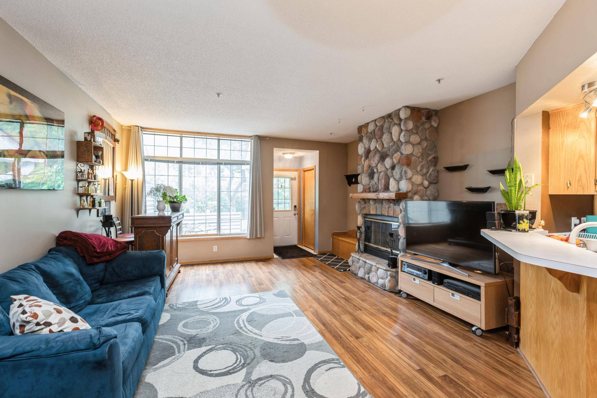 2752 Autumnwood LN, Minnetonka, MN 55305