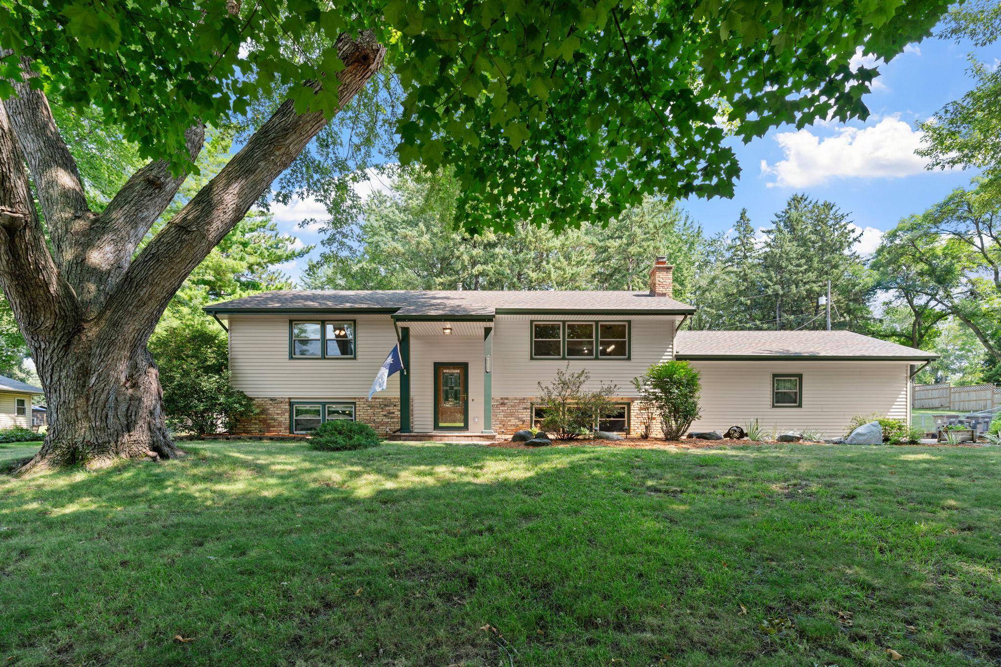 6911 Ticonderoga TRL, Eden Prairie, MN 55346