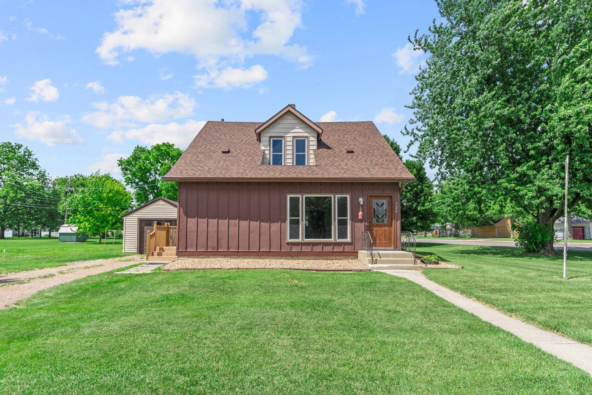 720 Fir AVE, Bird Island, MN 55310