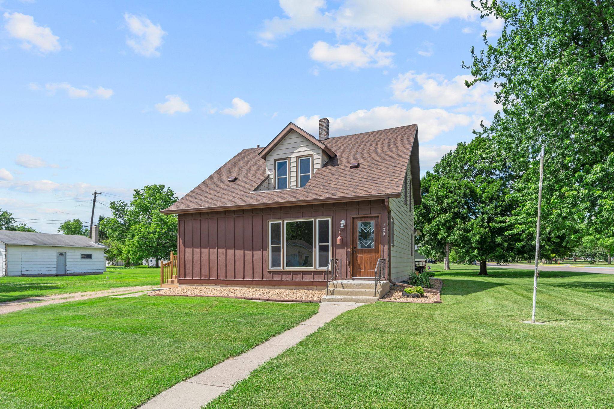 720 Fir AVE, Bird Island, MN 55310