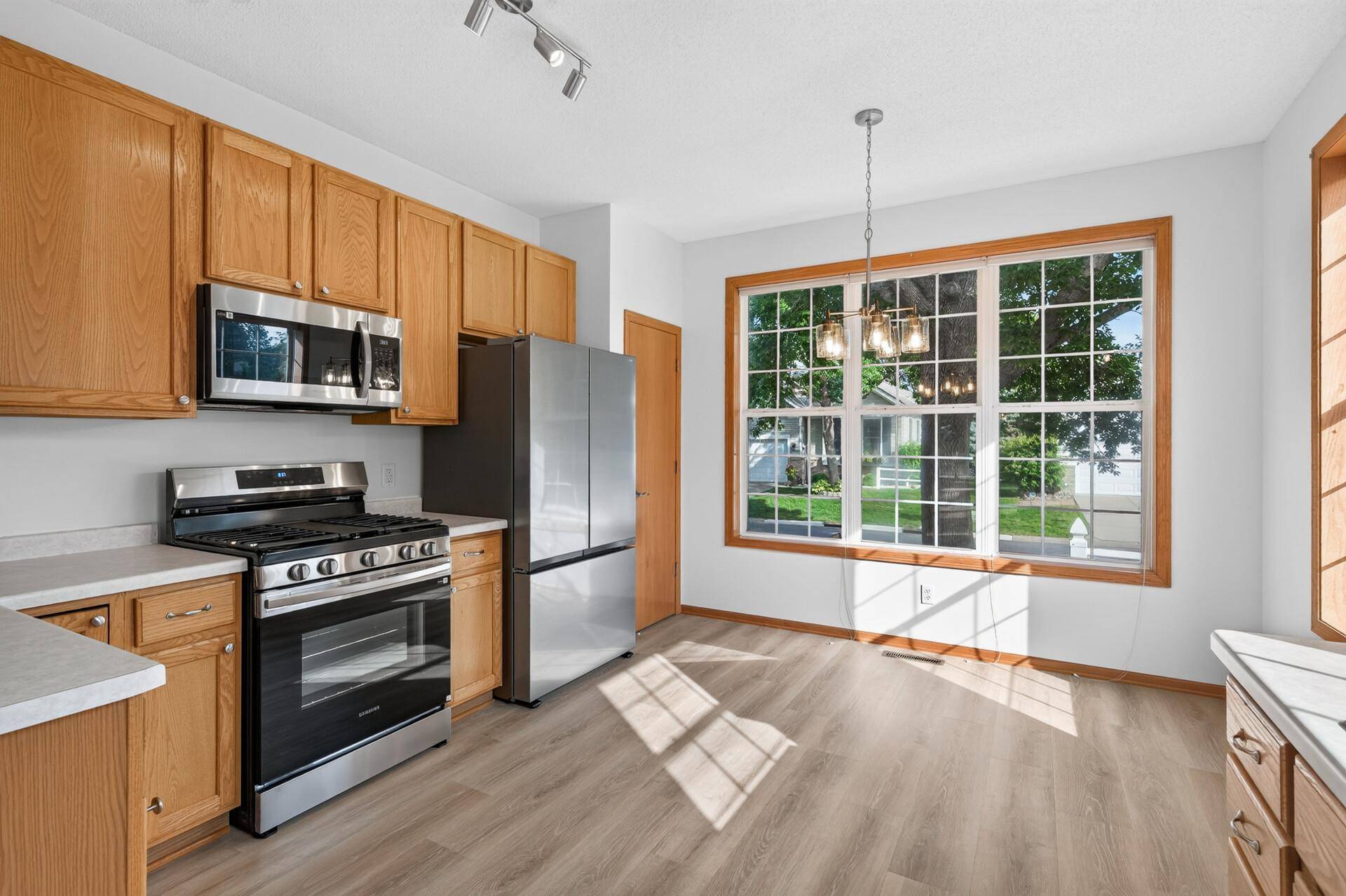 442 Meadowood LN, Burnsville, MN 55337