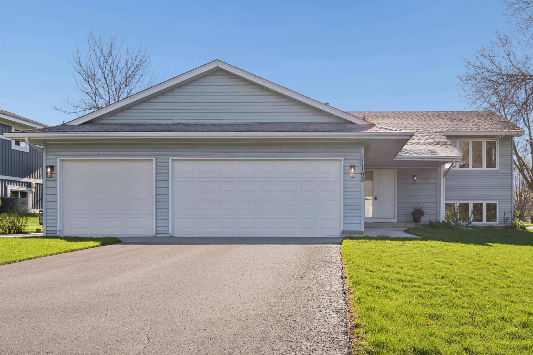 1193 Shawmut ST S, Shakopee, MN 55379