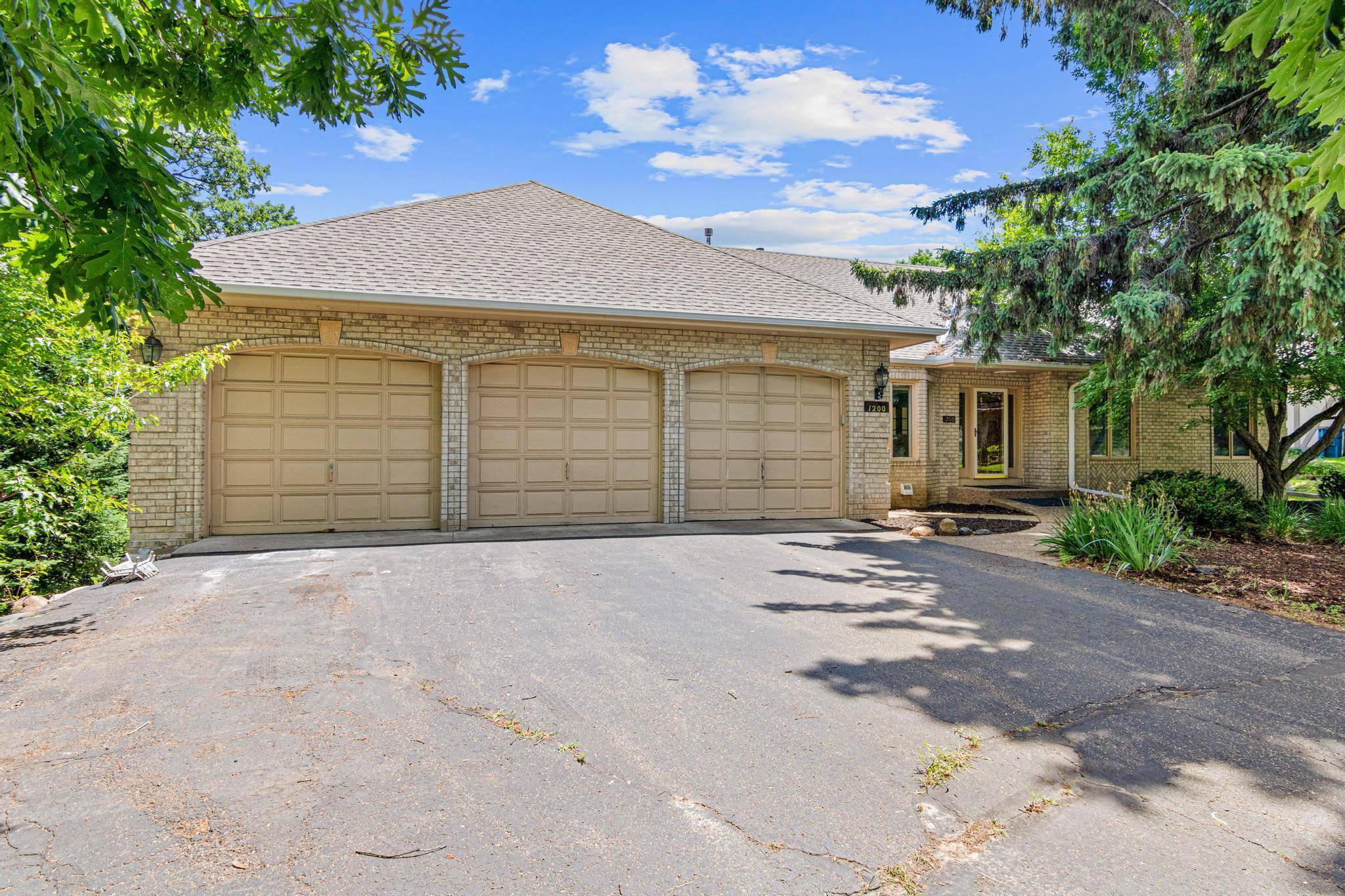 1200 Summit Oaks DR, Burnsville, MN 55337