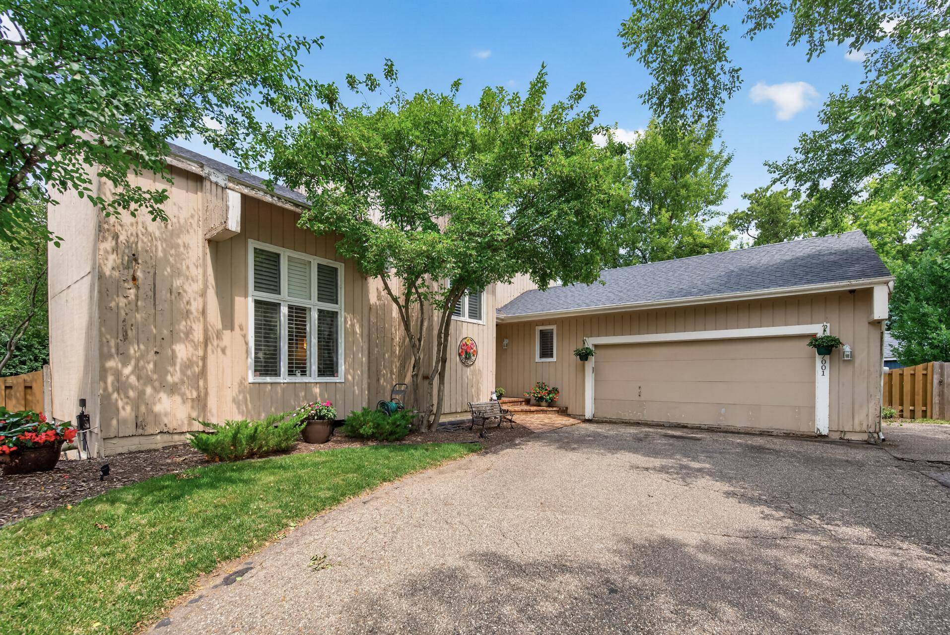 7001 Beacon CIR, Eden Prairie, MN 55346