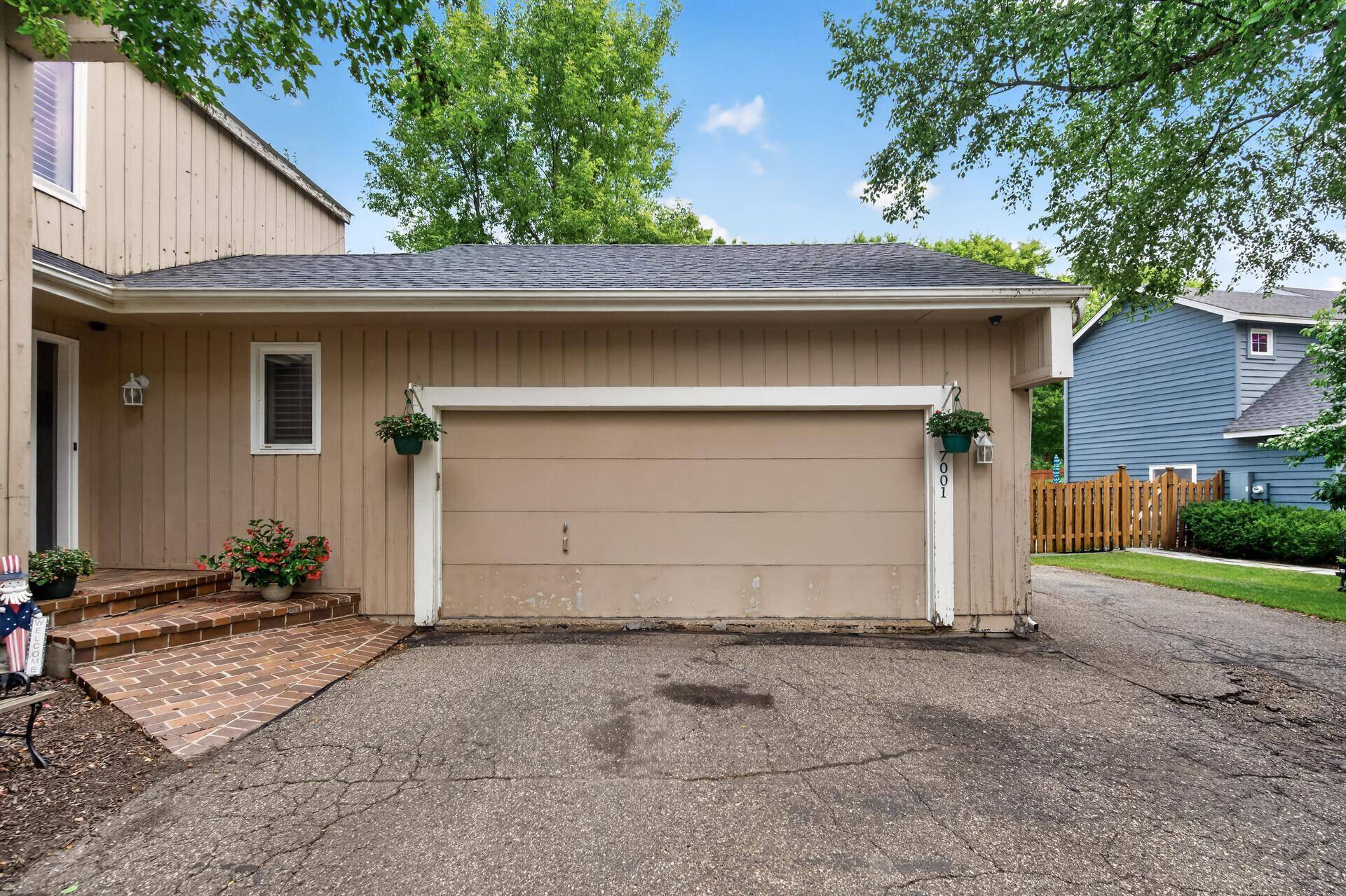 7001 Beacon CIR, Eden Prairie, MN 55346