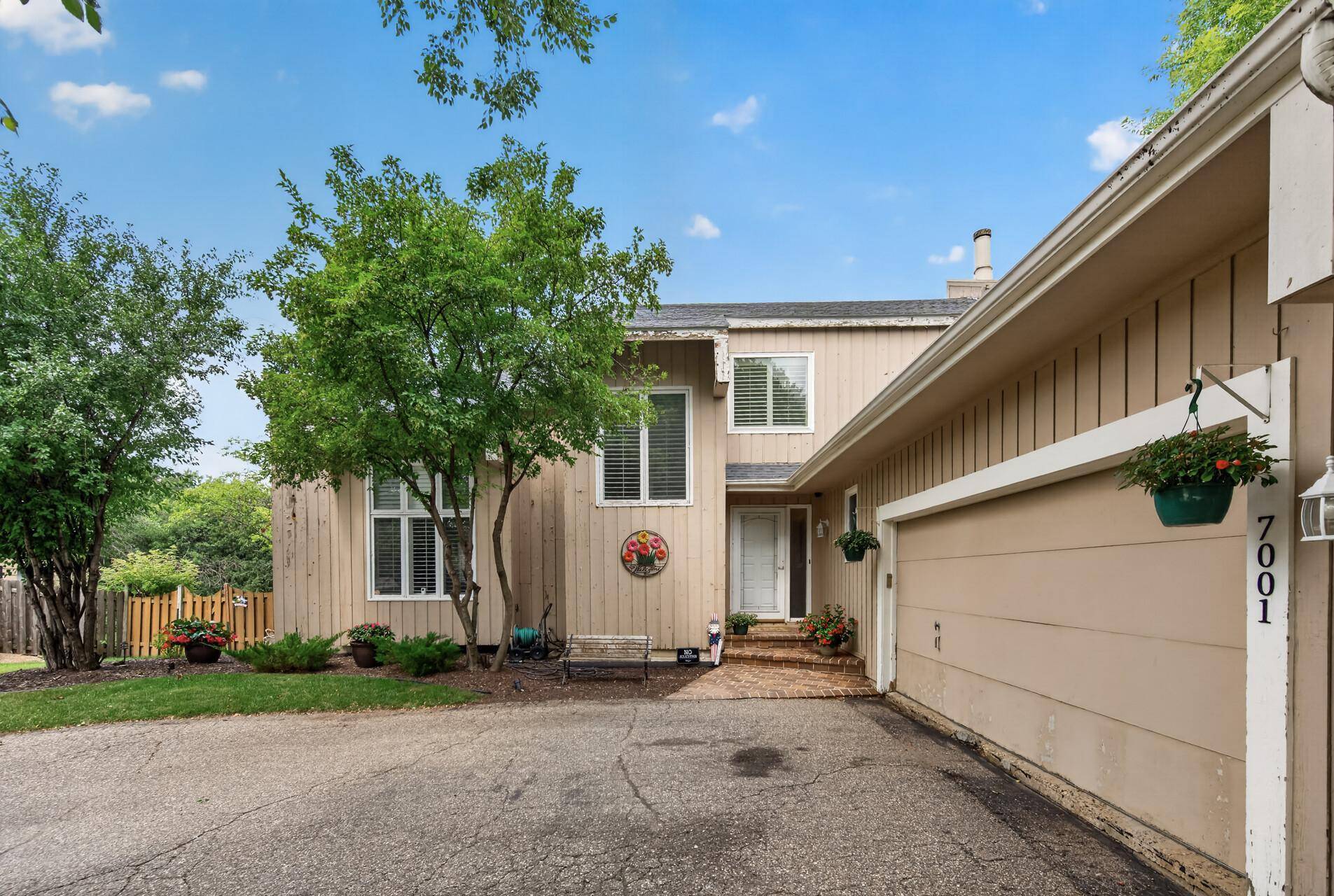 7001 Beacon CIR, Eden Prairie, MN 55346