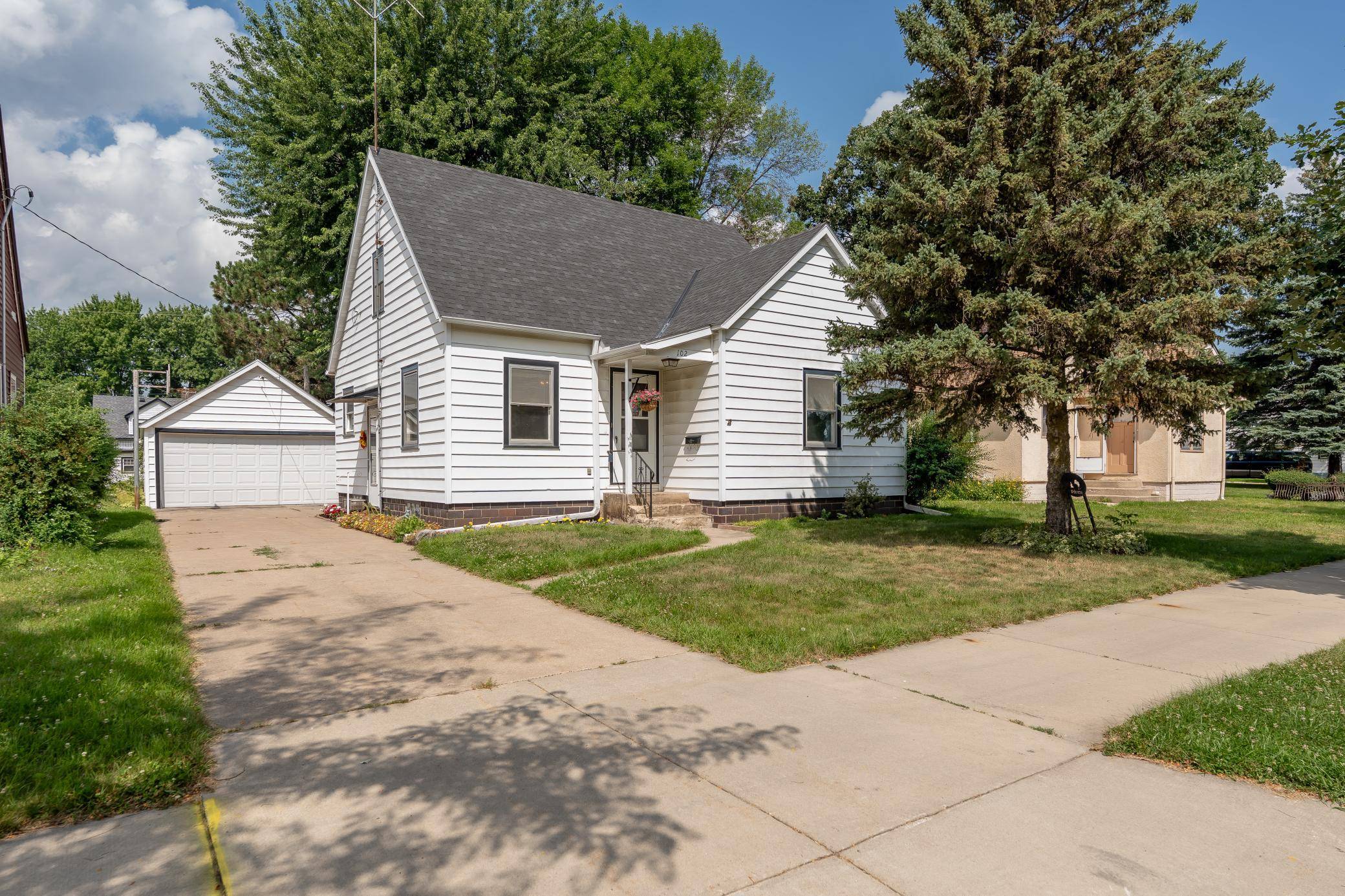102 5th ST NE, Montgomery, MN 56069
