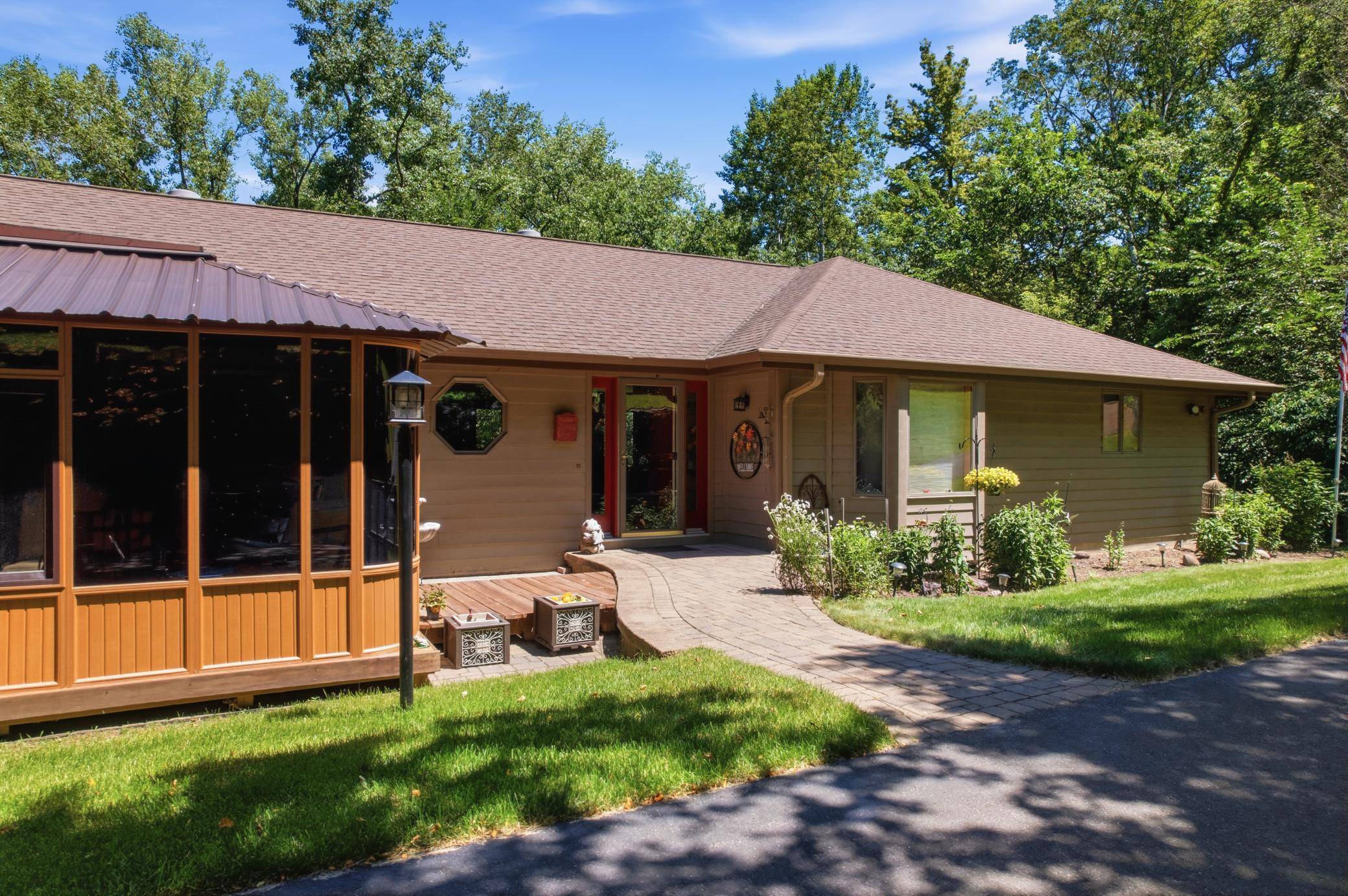 47060 Queens Cove CIR, La Crescent, MN 55947