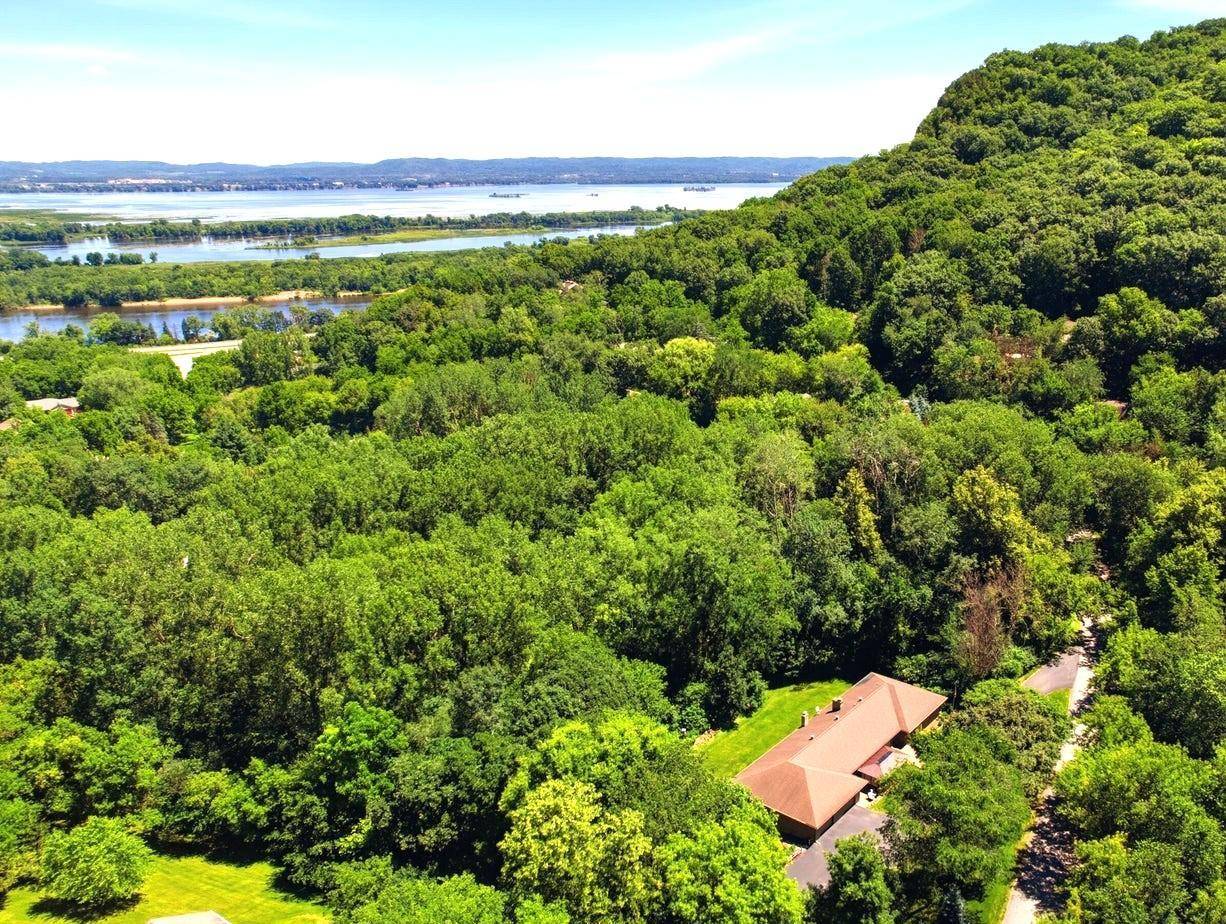 47060 Queens Cove CIR, La Crescent, MN 55947