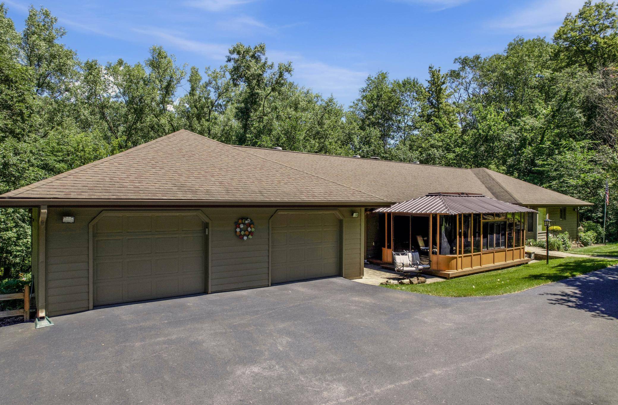 47060 Queens Cove CIR, La Crescent, MN 55947