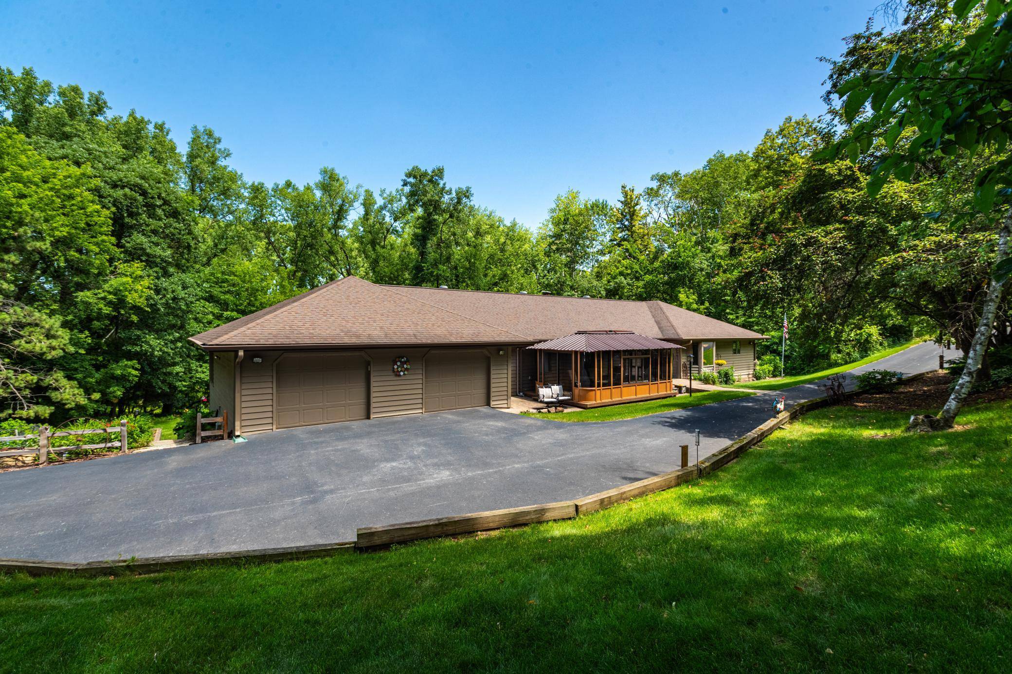 47060 Queens Cove CIR, La Crescent, MN 55947