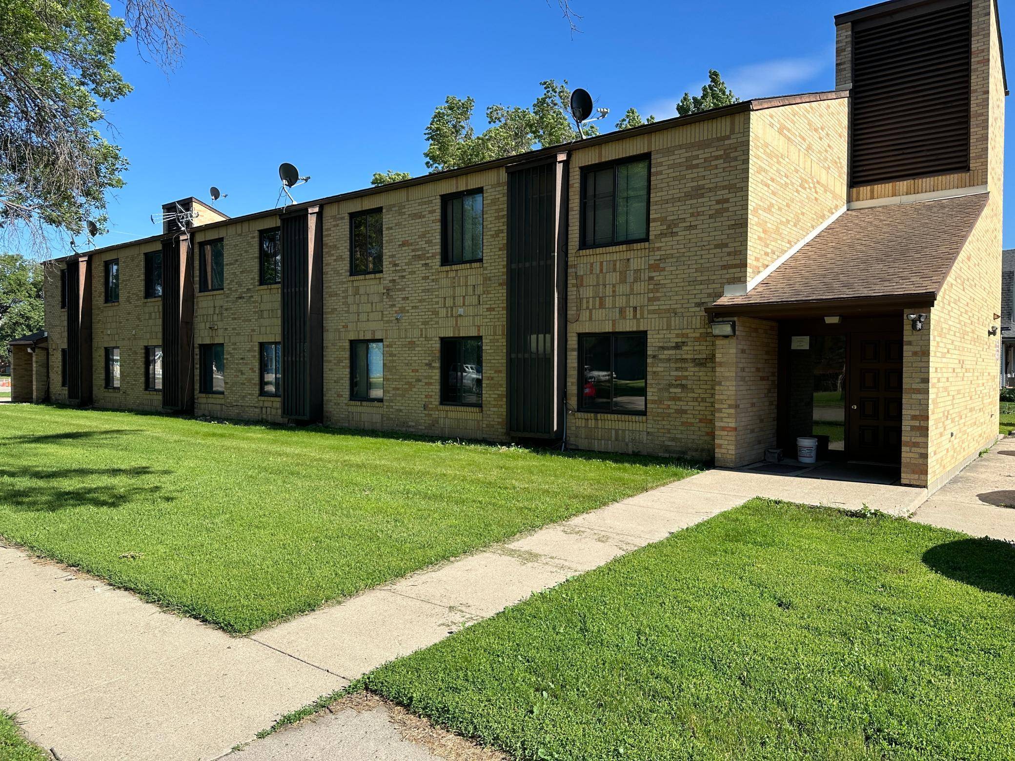 17 9th AVE W, Lisbon, ND 58054