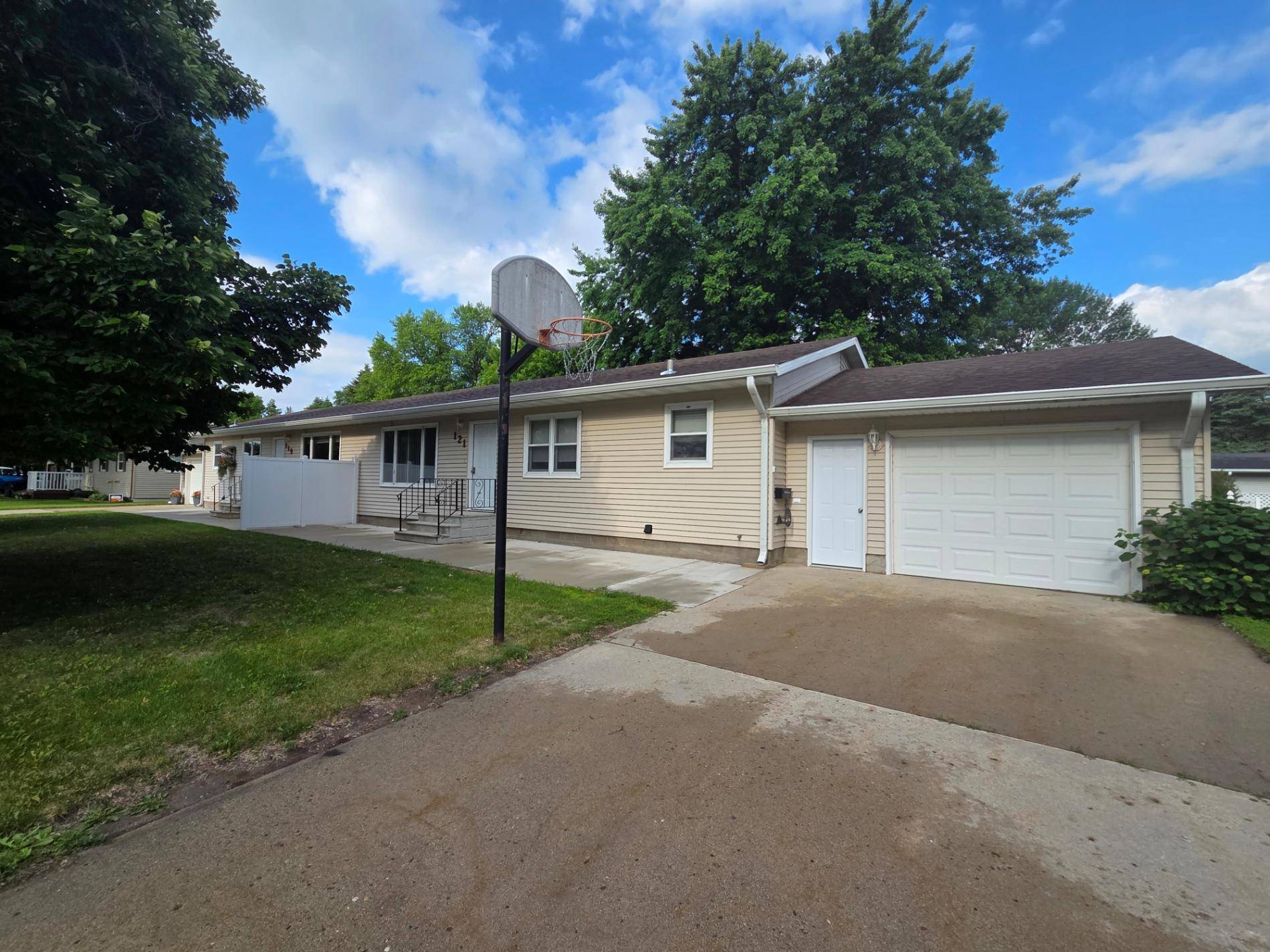 119 & 121 14th ST N, Oakes, ND 58474