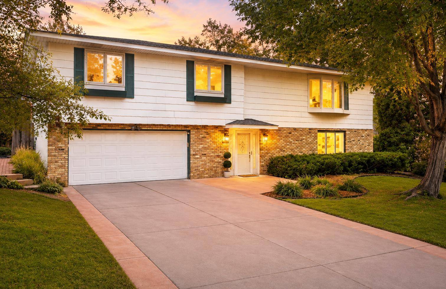 2863 Aglen ST, Roseville, MN 55113